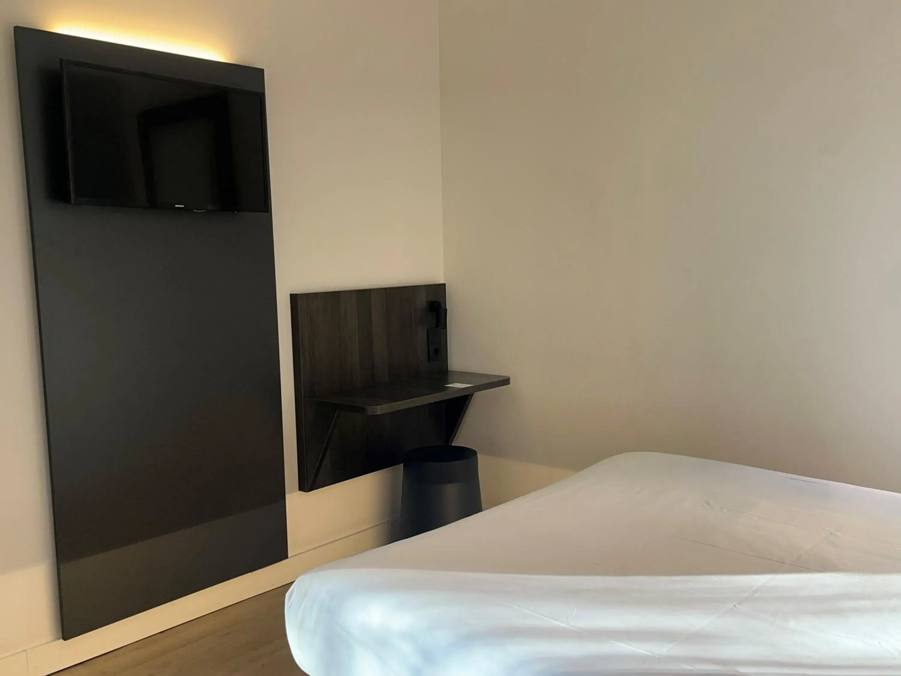 TV and multimedia, Bed in Hostal Madrid Atocha TV and multimedia, Bed in Hostal Madrid Atocha