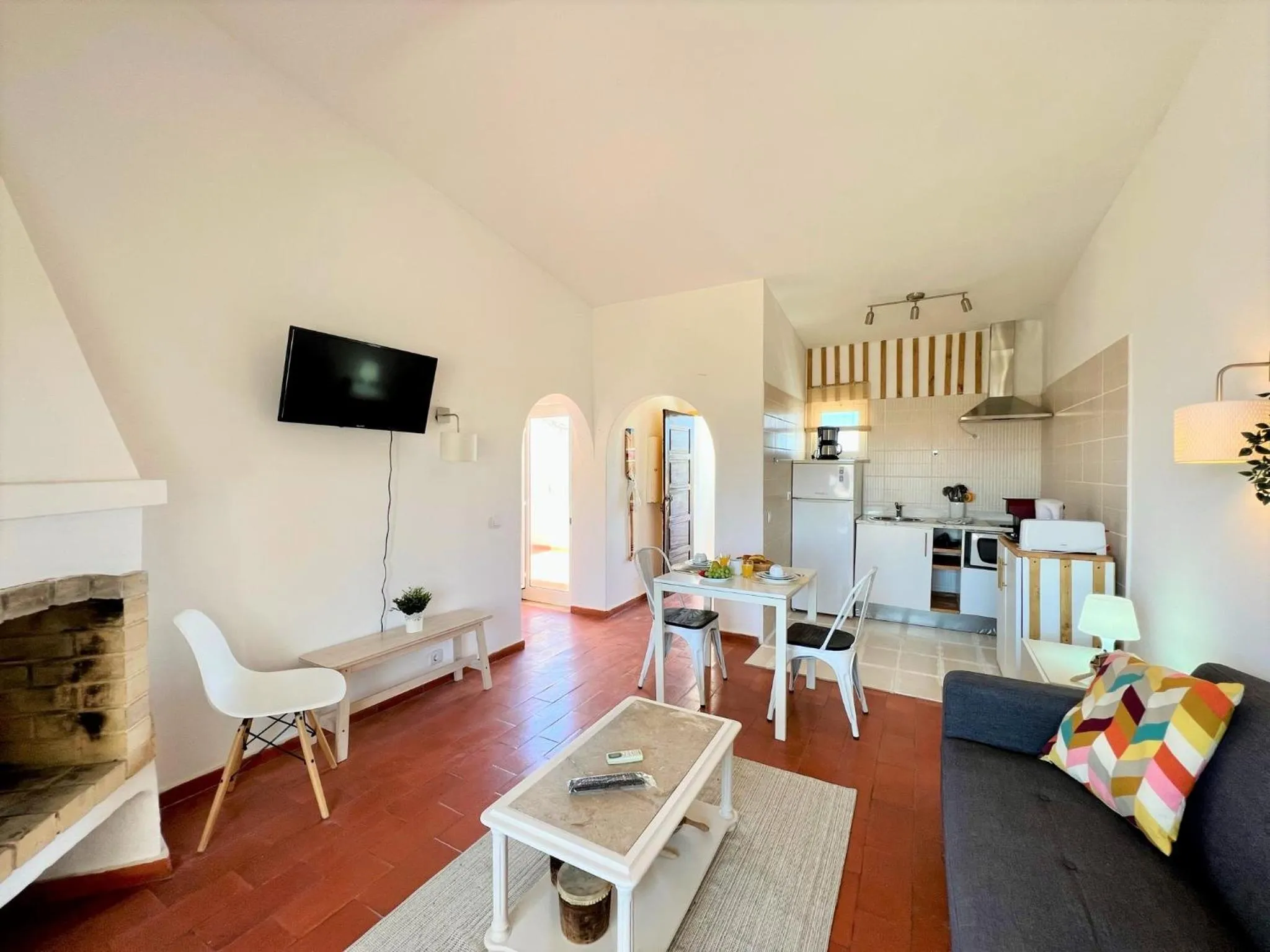 Communal lounge/ TV room in Armação de Pêra Twins 1 by Homing