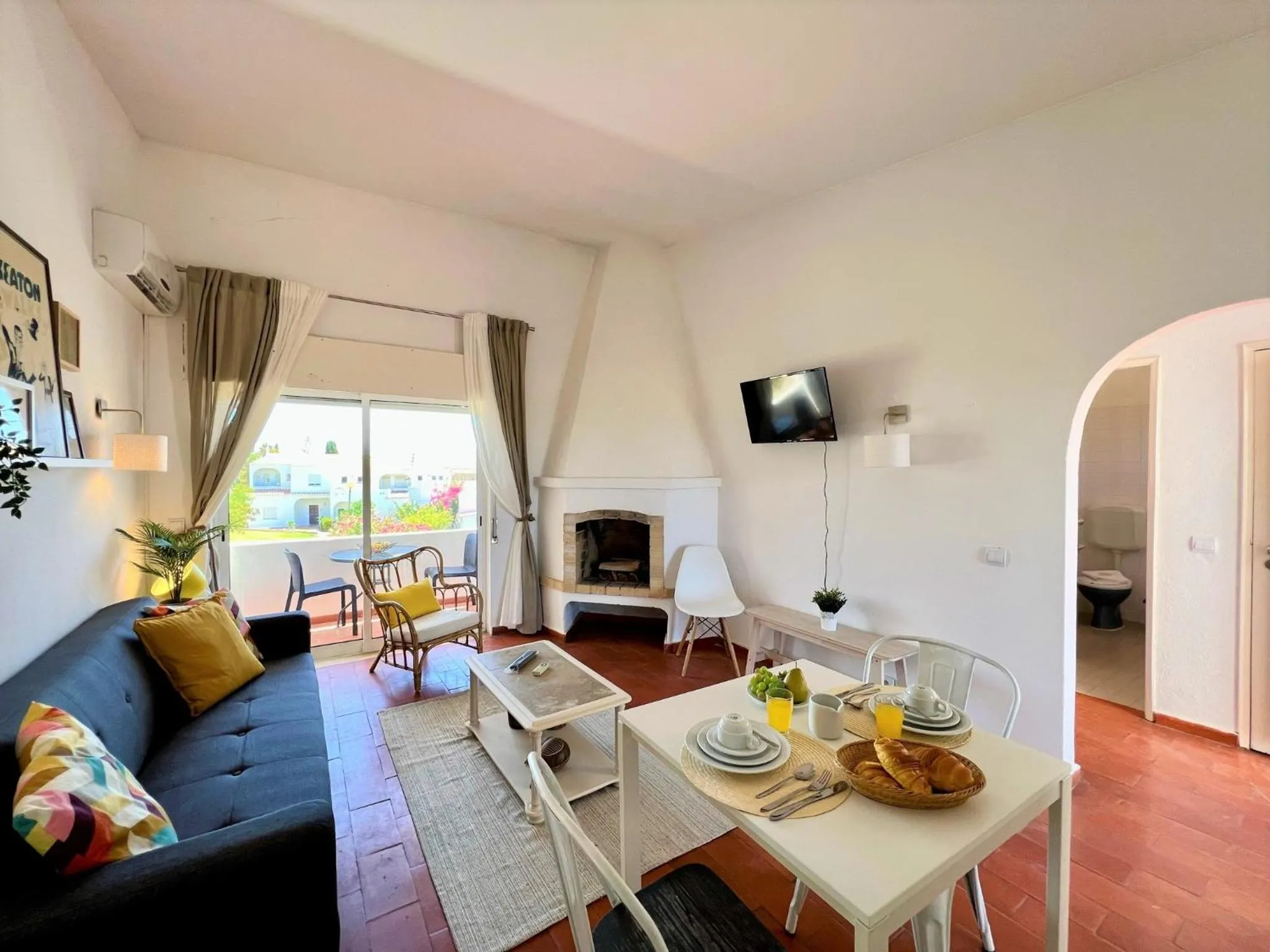 Communal lounge/ TV room in Armação de Pêra Twins 1 by Homing