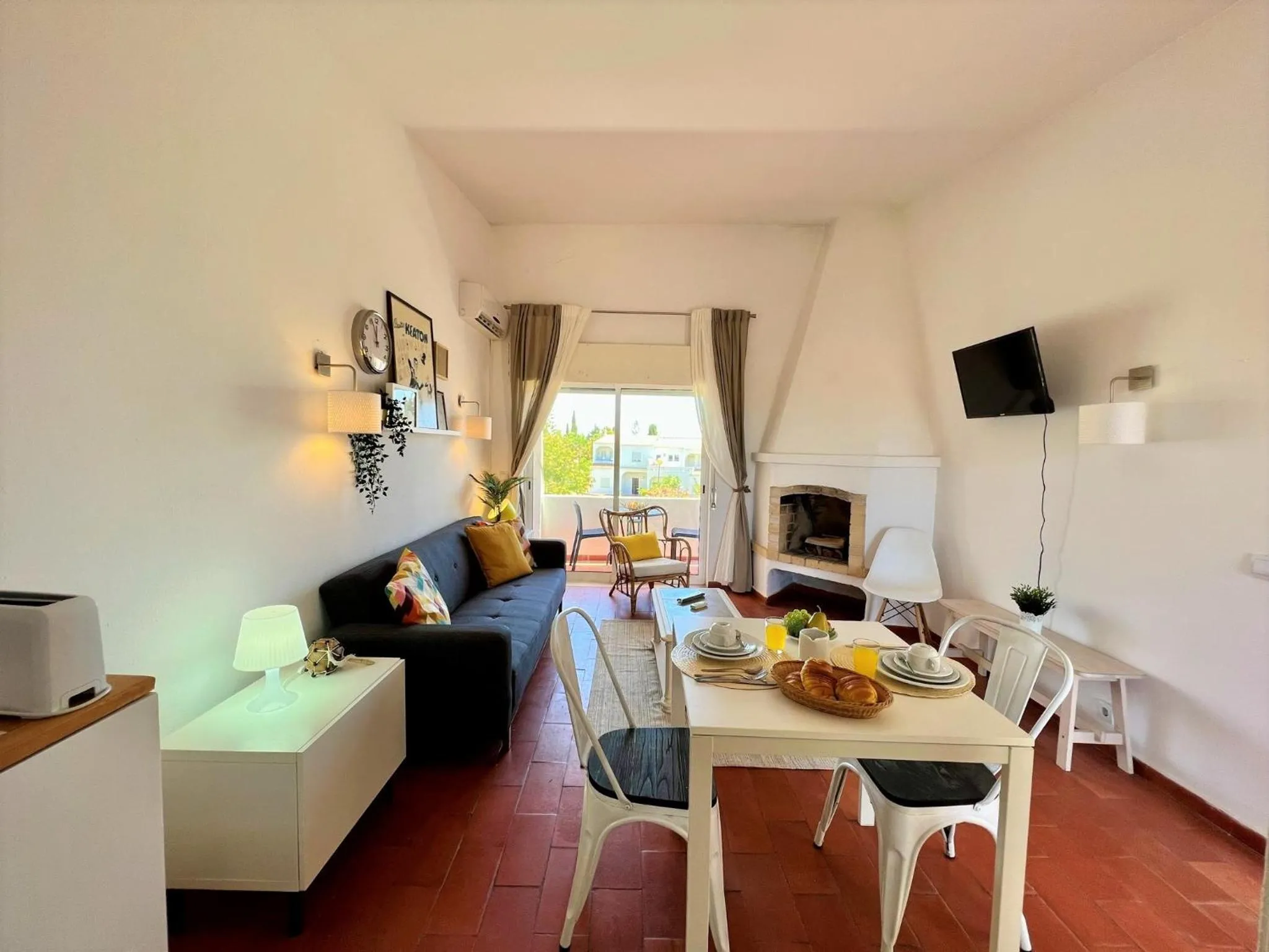 Communal lounge/ TV room in Armação de Pêra Twins 1 by Homing