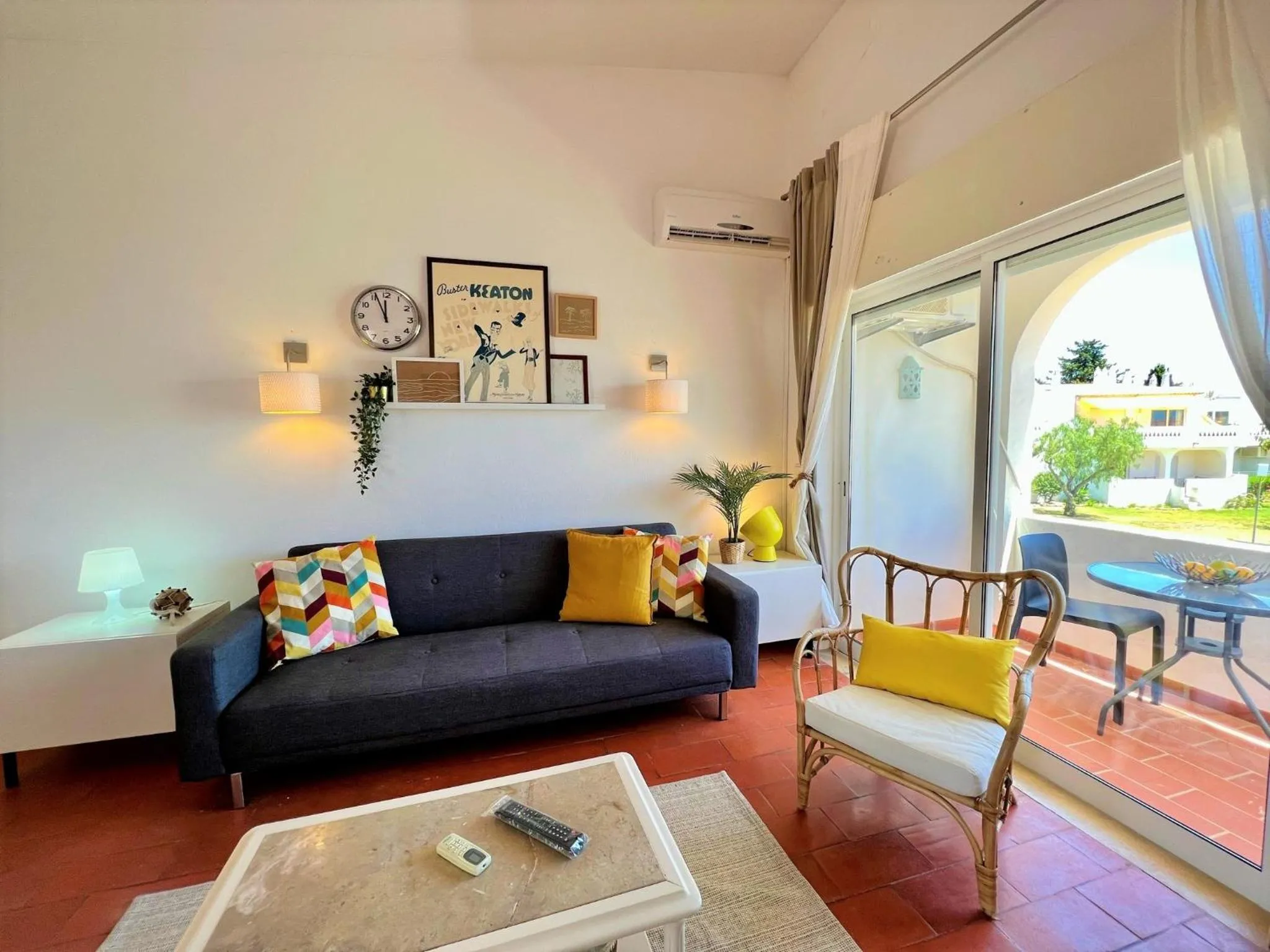 Communal lounge/ TV room in Armação de Pêra Twins 1 by Homing