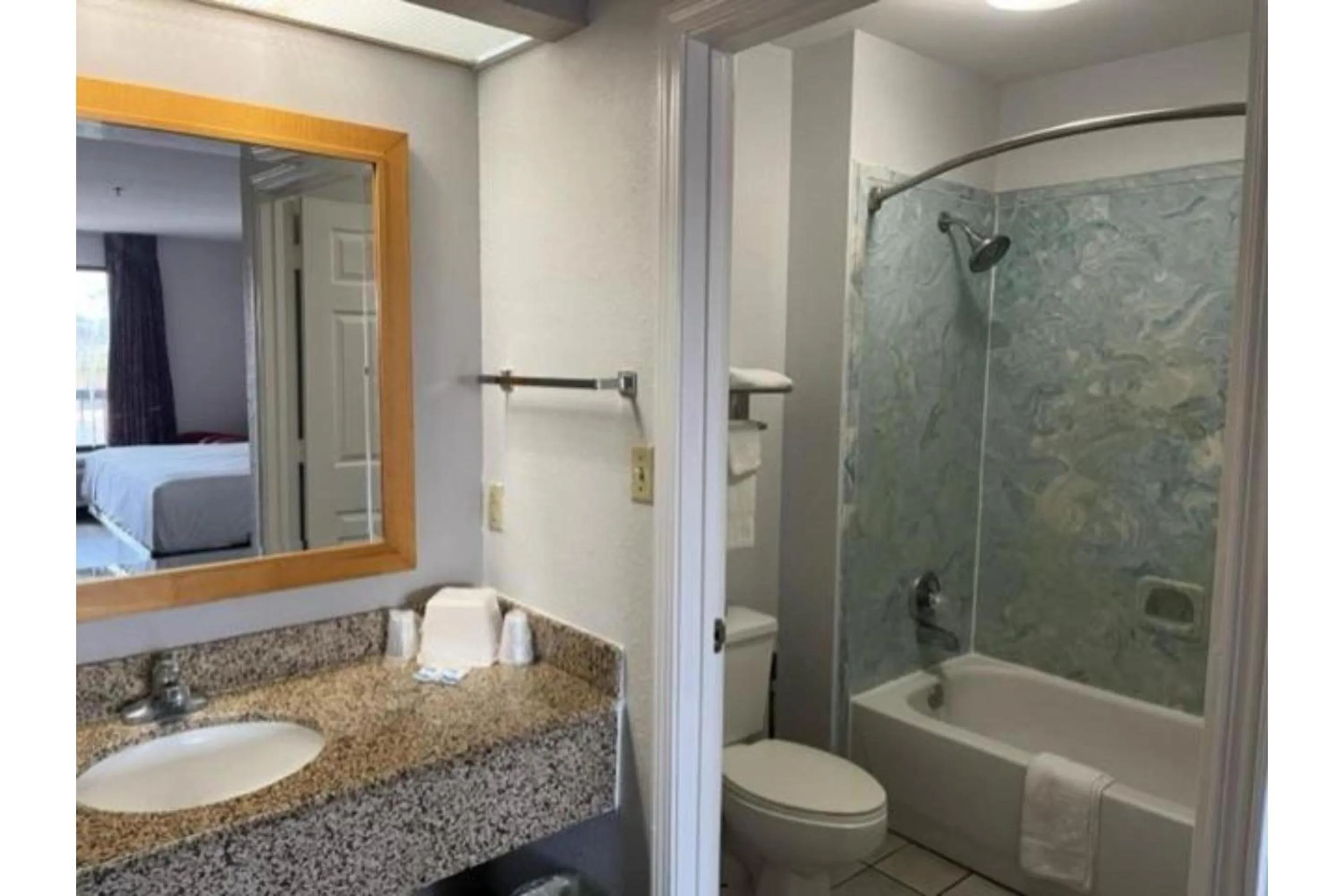 Bathroom in Motel 6 Laurel, MS