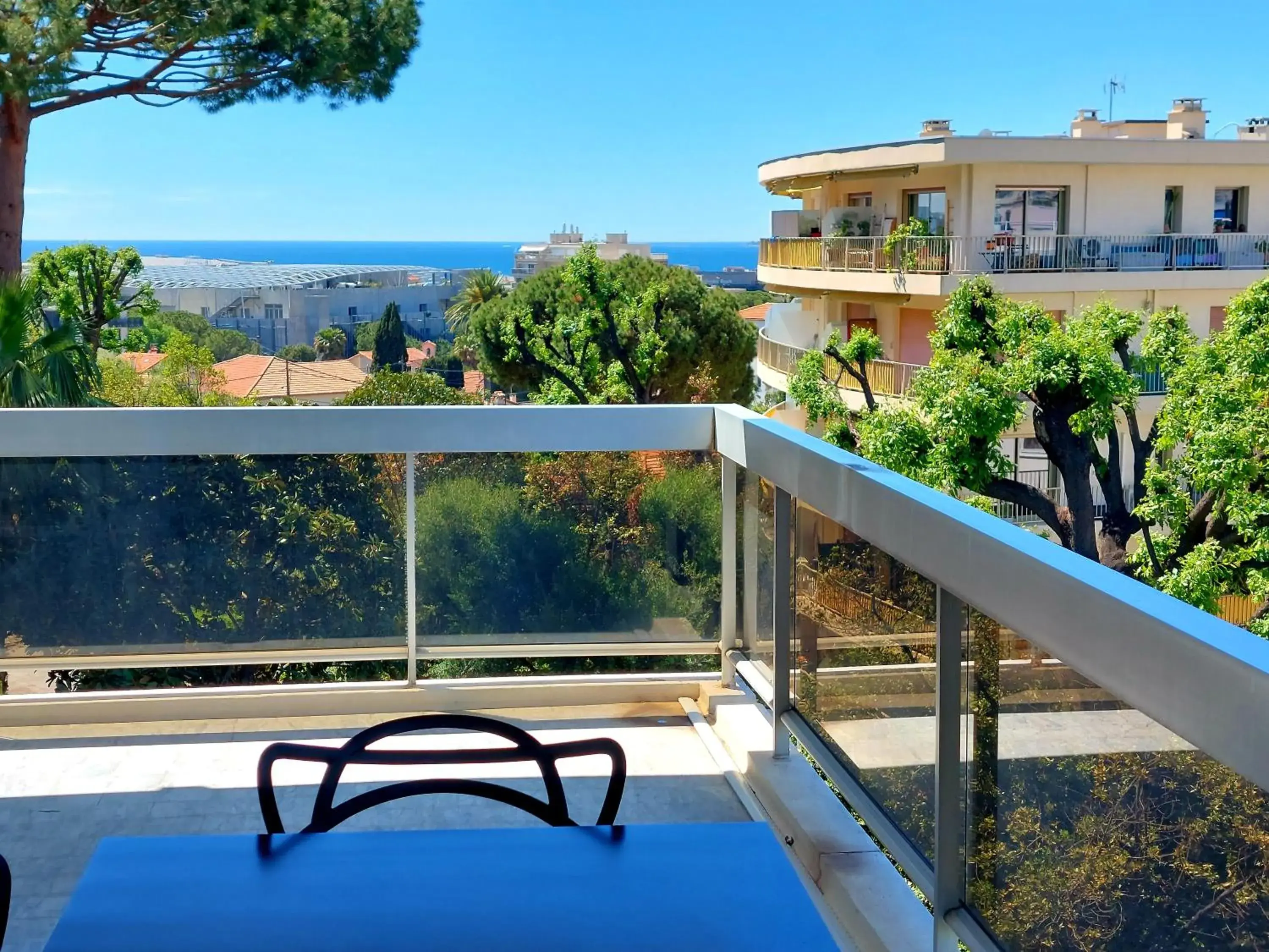 Superbe appartement climatisé proche plages, grande terrasse et parking privé Superbe appartement climatisé proche plages, grande terrasse et parking privé