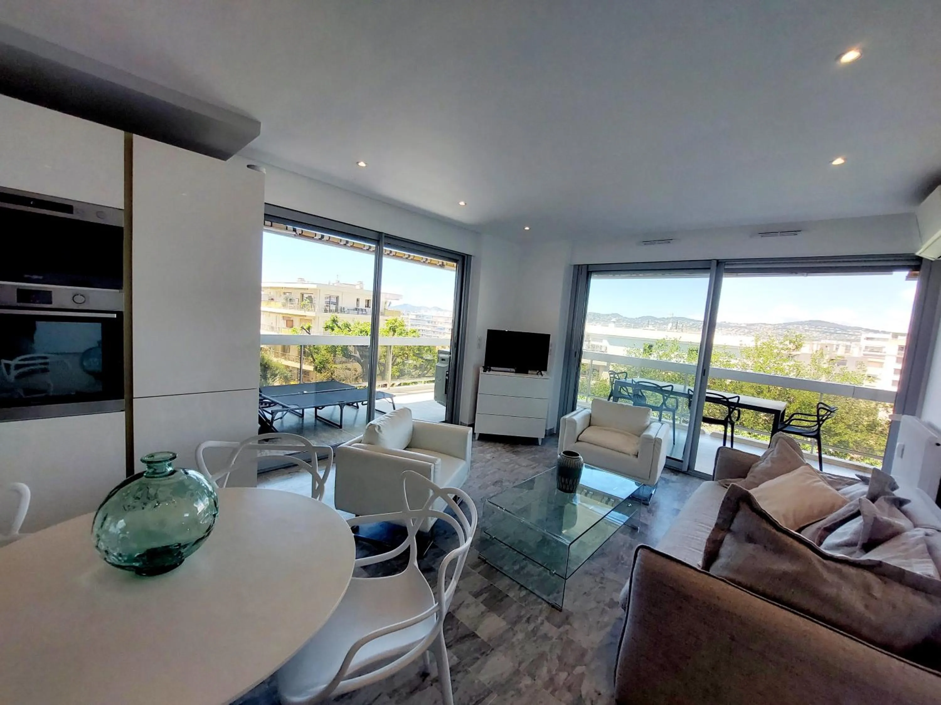 Superbe appartement climatisé proche plages, grande terrasse et parking privé