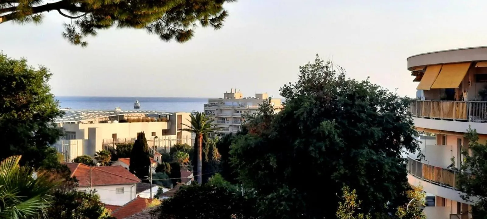Superbe appartement climatisé proche plages, grande terrasse et parking privé