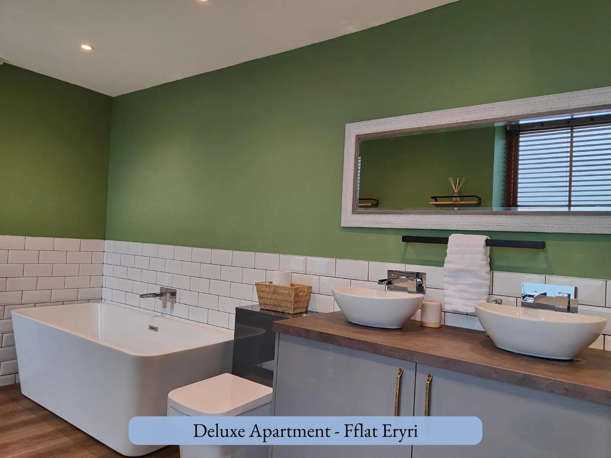 Bathroom in Llew Accommodation - The Townhouse