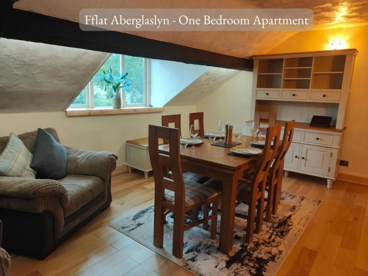 Dining area in Llew Accommodation - The Townhouse