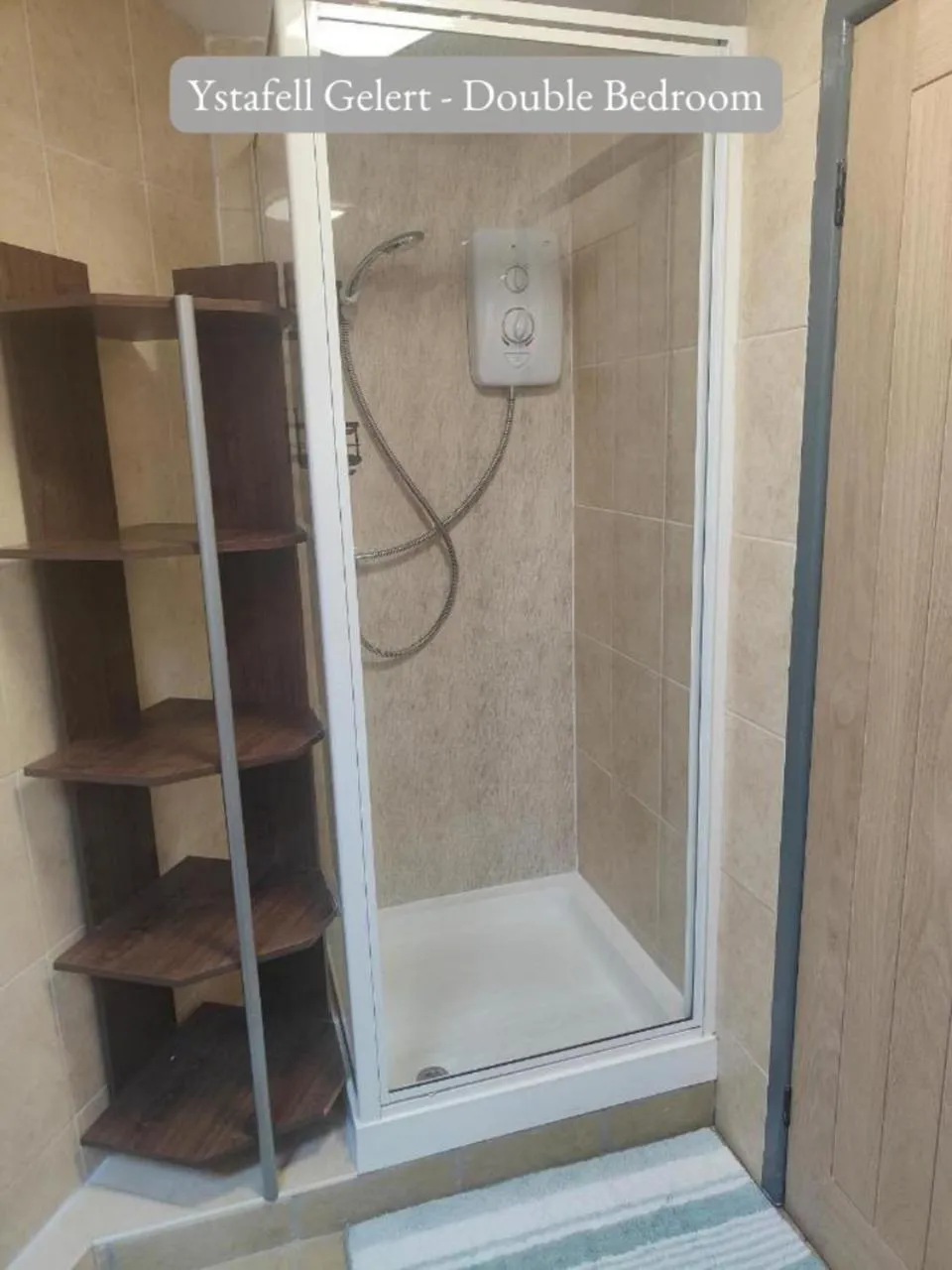 Bathroom in Llew Accommodation - The Townhouse