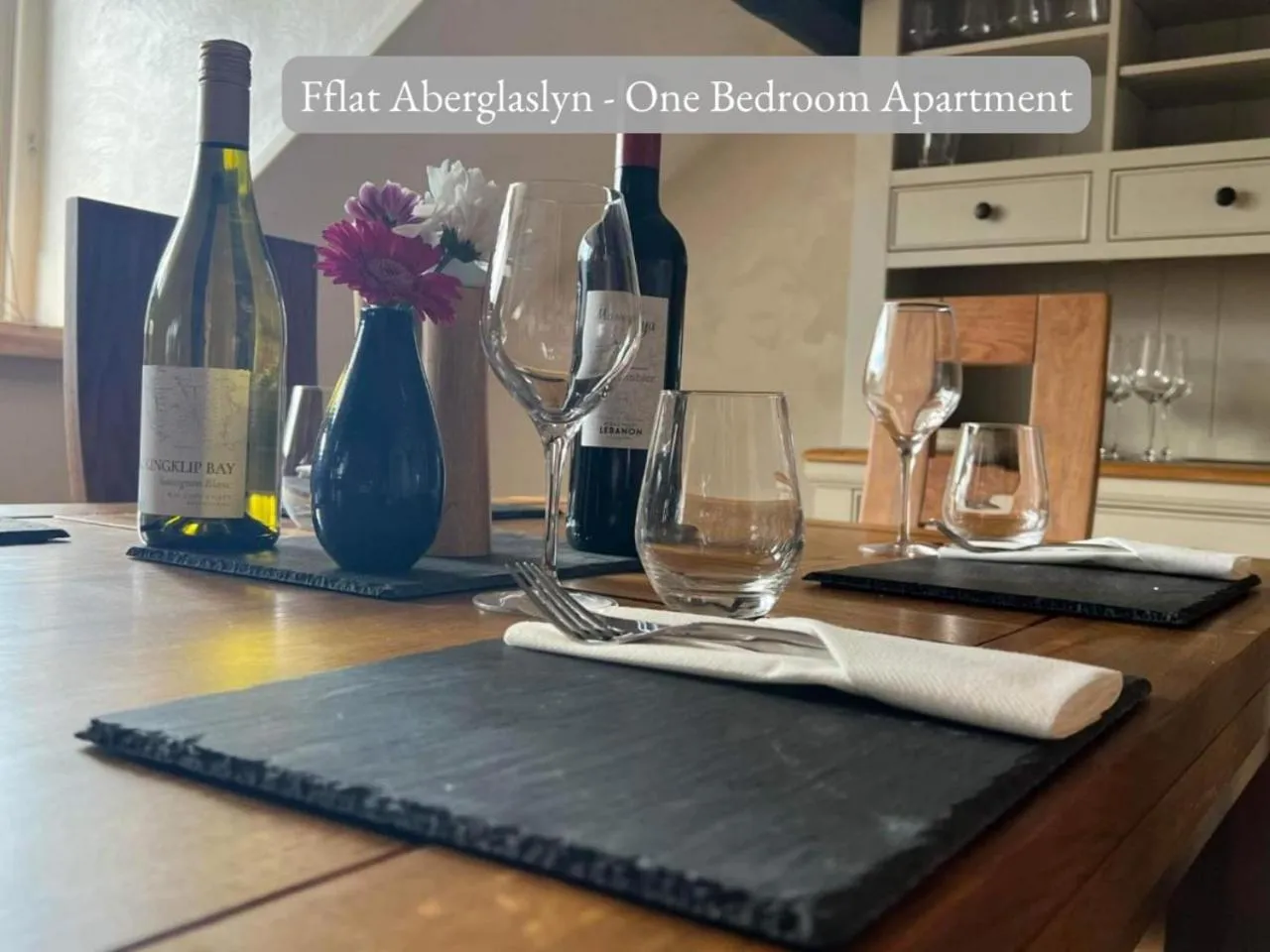 Dining area in Llew Accommodation - The Townhouse