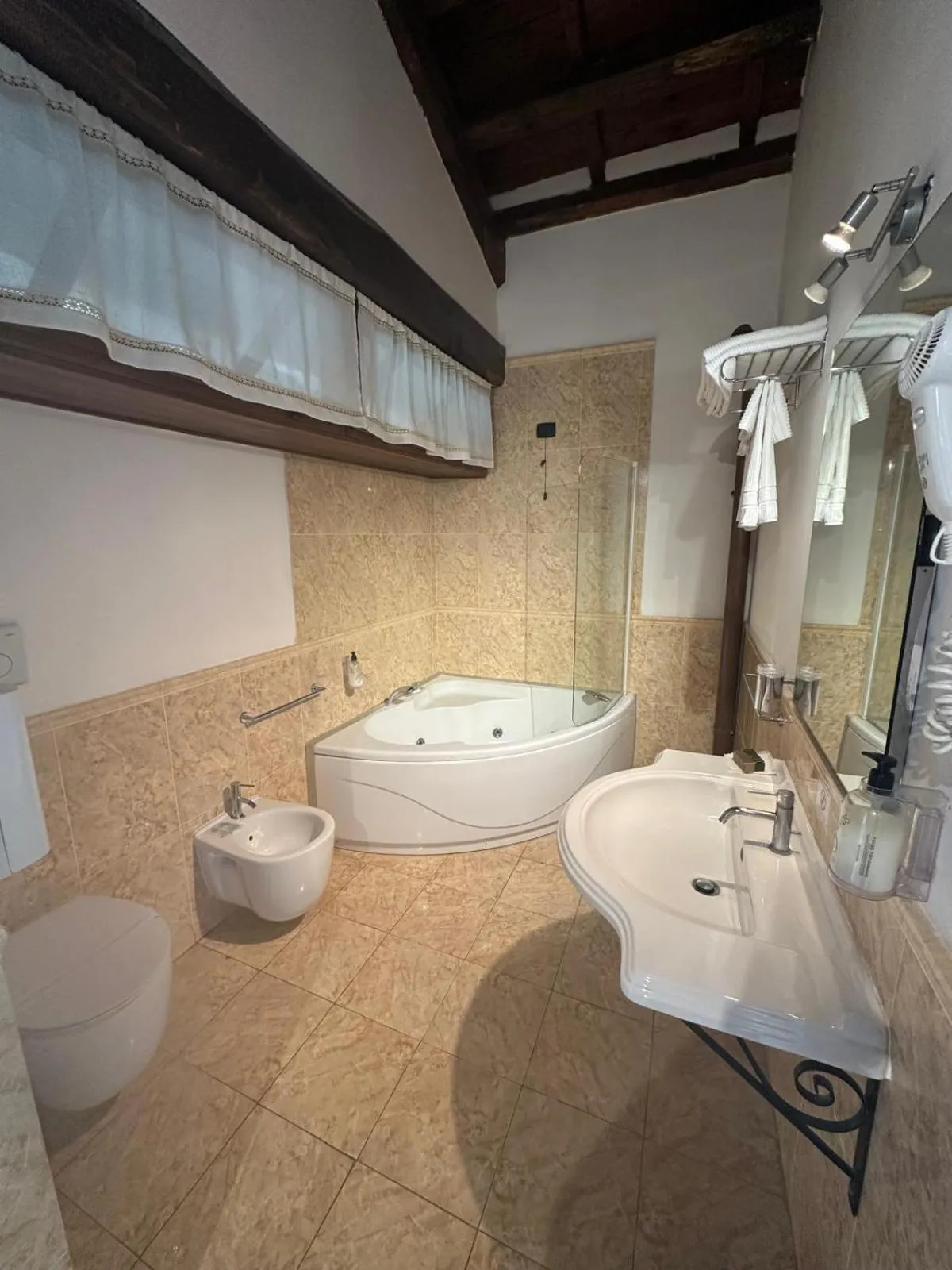 Toilet in Hotel Tenuta dell'Argento Resort