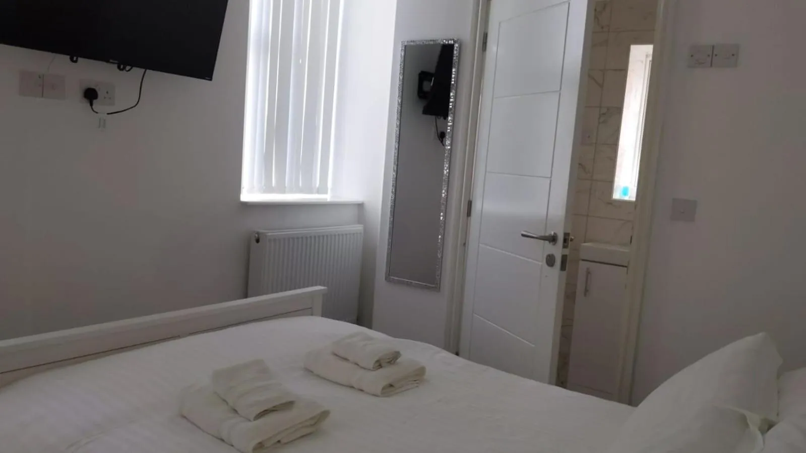 Bed in CityBreaks Rooms with Free Parking