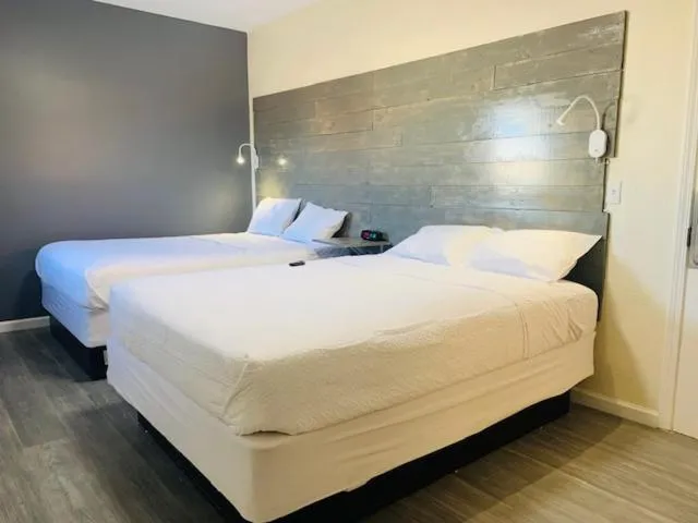 Bedroom in Cattlemen's Inn