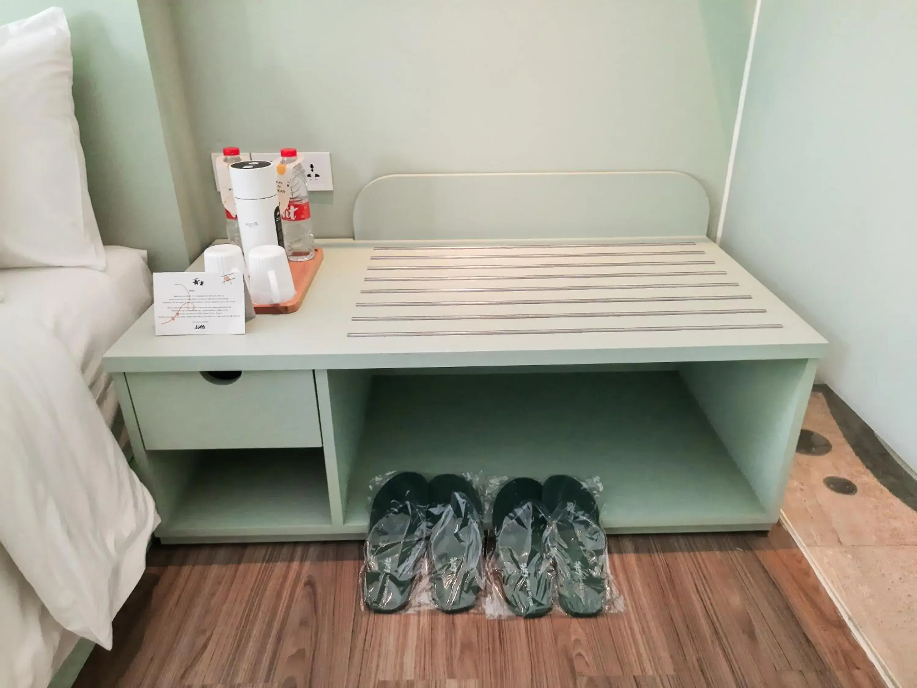 Text overlay, Bed in Kotta Hotel Semarang Text overlay, Bed in Kotta Hotel Semarang