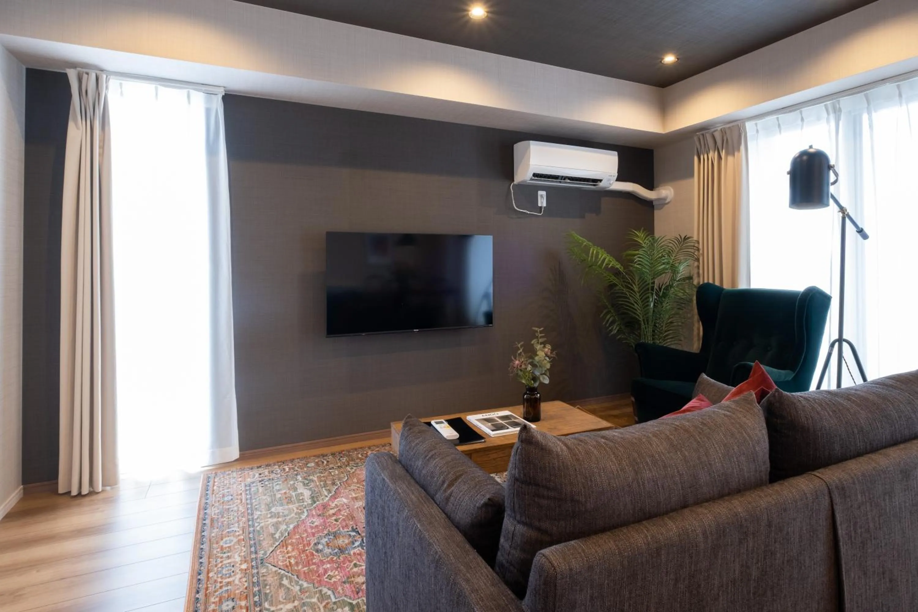 Living room in Ken's Place麻布East