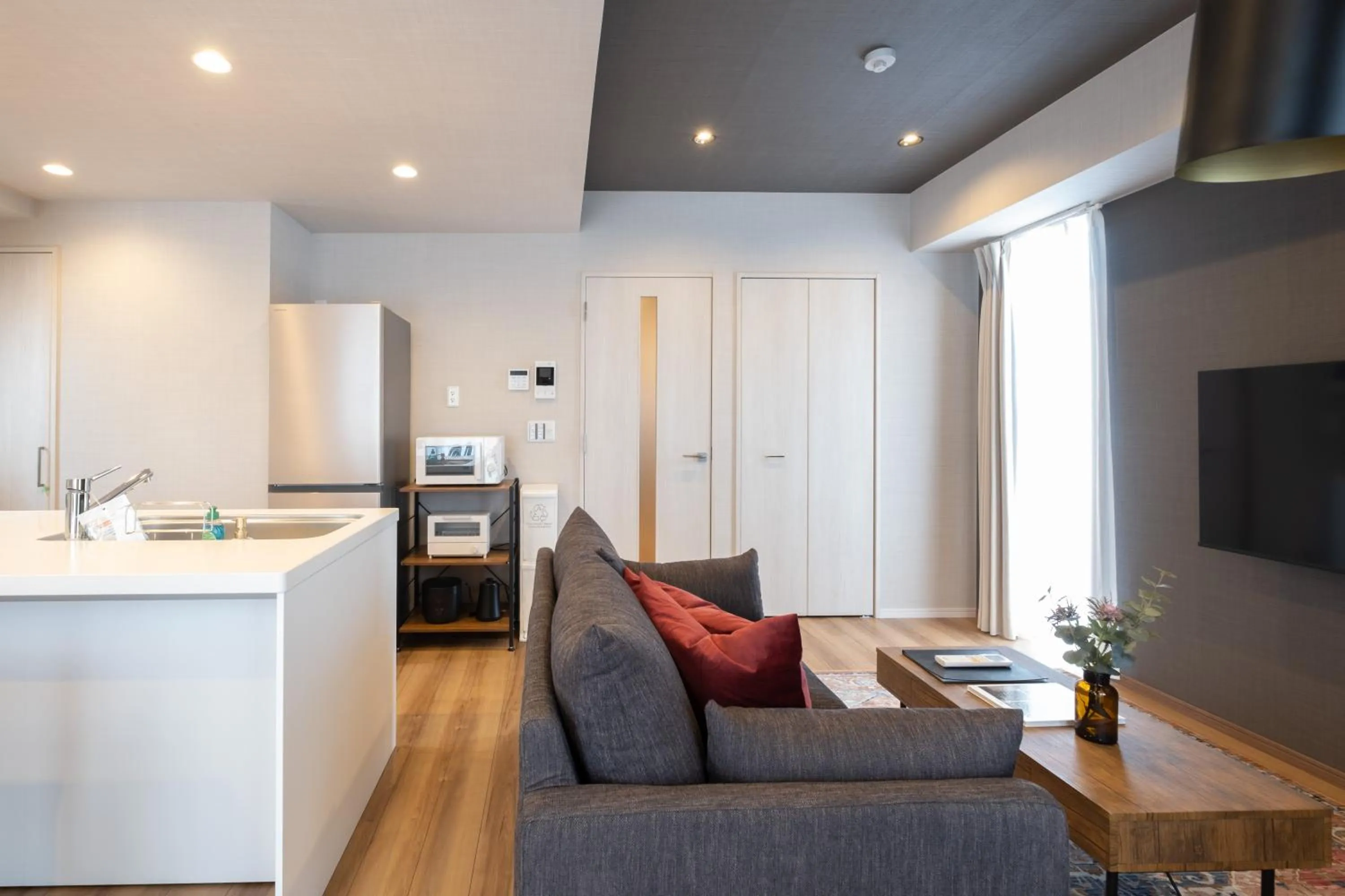 Living room in Ken's Place麻布East