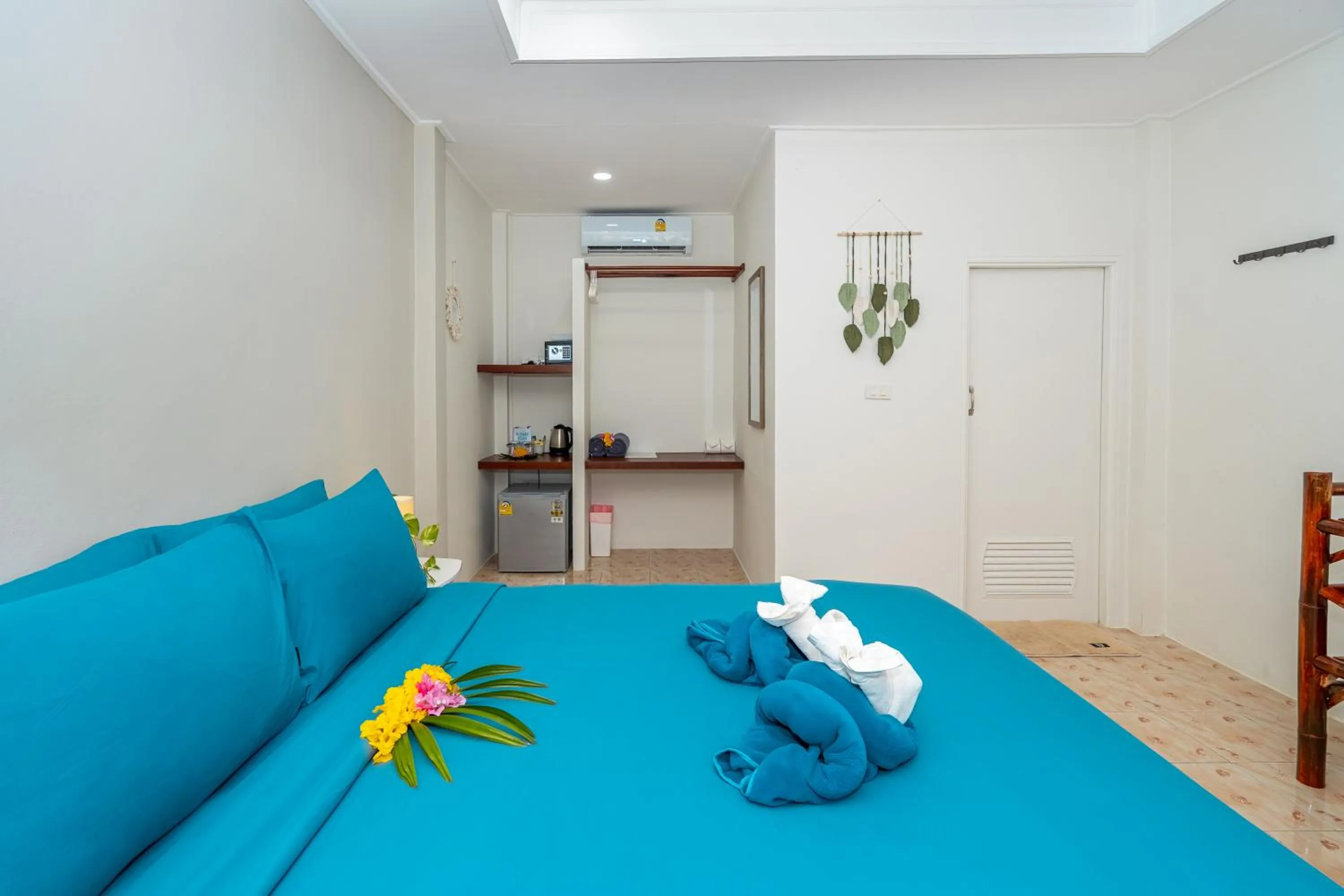 Coffee/tea facilities, Bed in Lanta Beachfront Resort