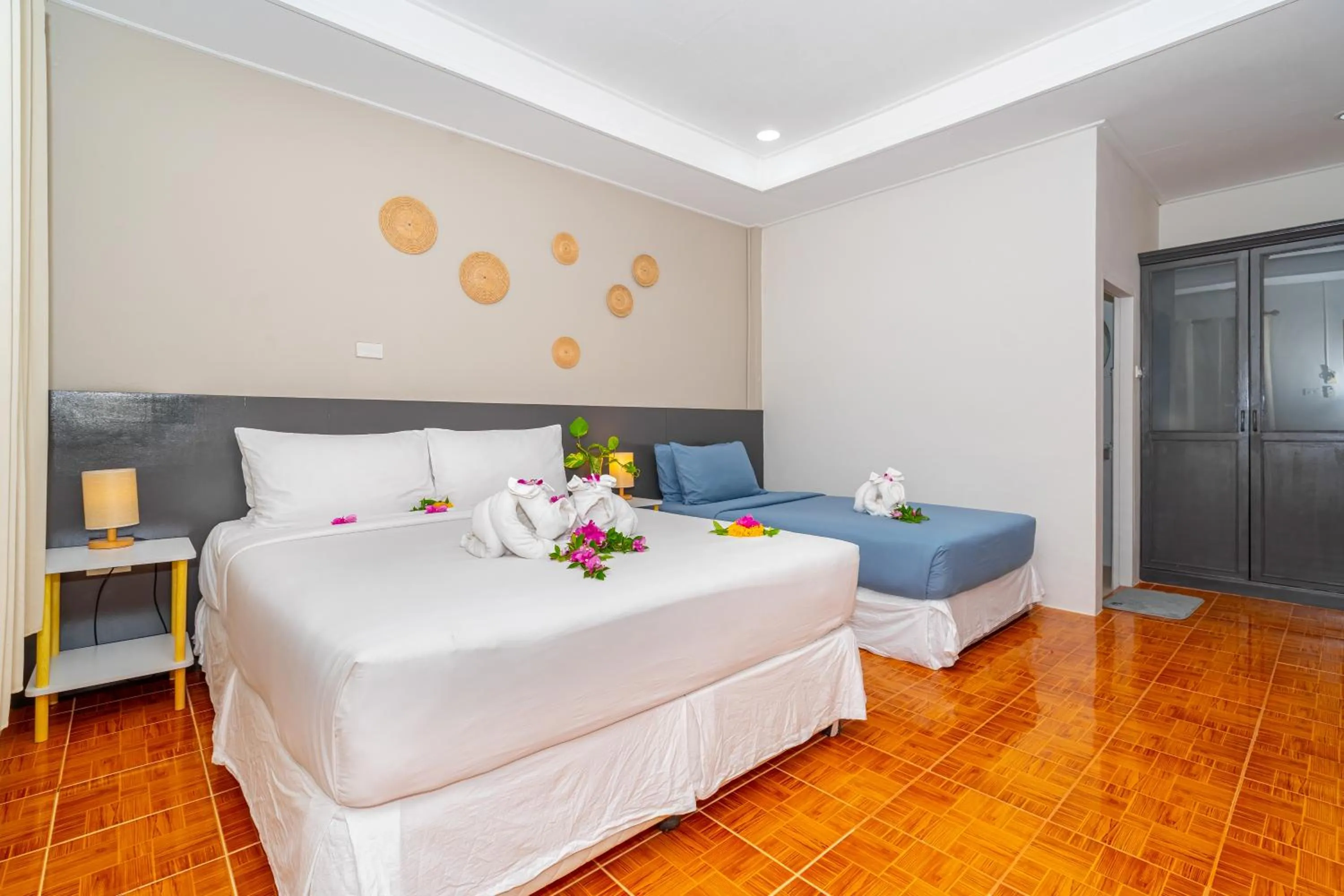 Bedroom, Bed in Lanta Beachfront Resort