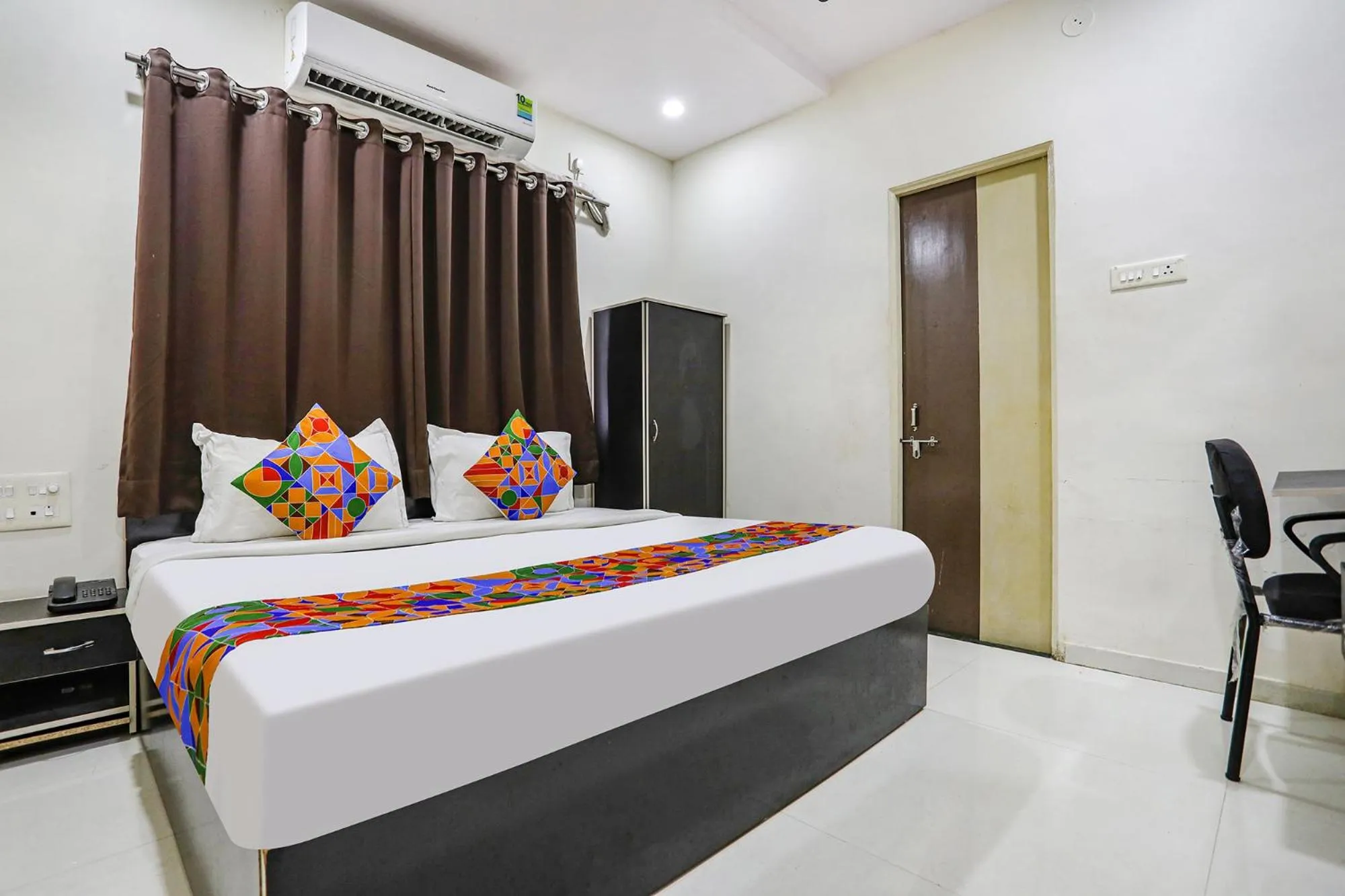 Bed in FabHotel New Shraddha Inn - Nr Airport Colony
