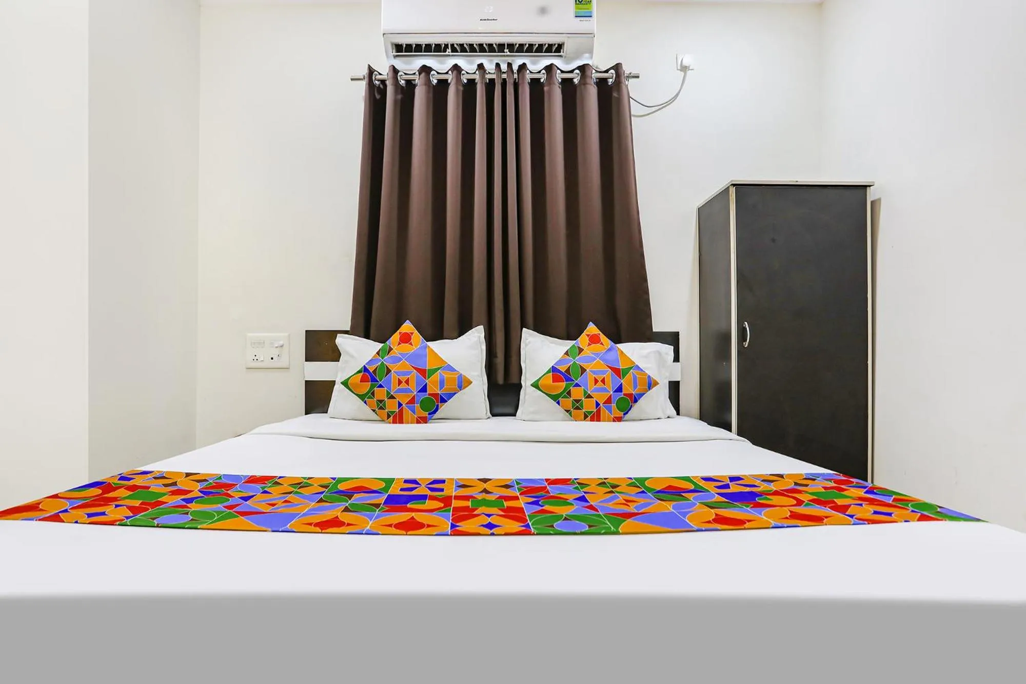 Bed in FabHotel New Shraddha Inn - Nr Airport Colony