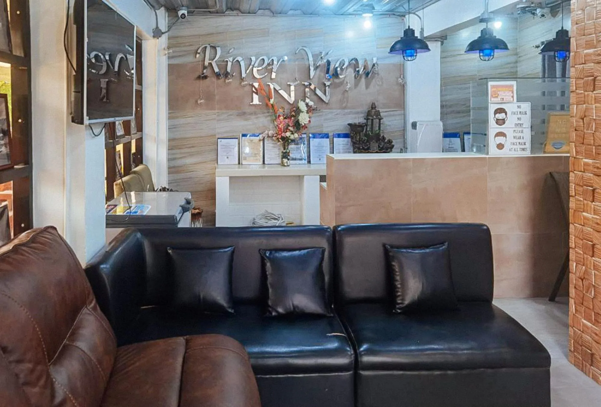 Seating area in UrbanView at Balzain East Tuguegarao City by RedDoorz