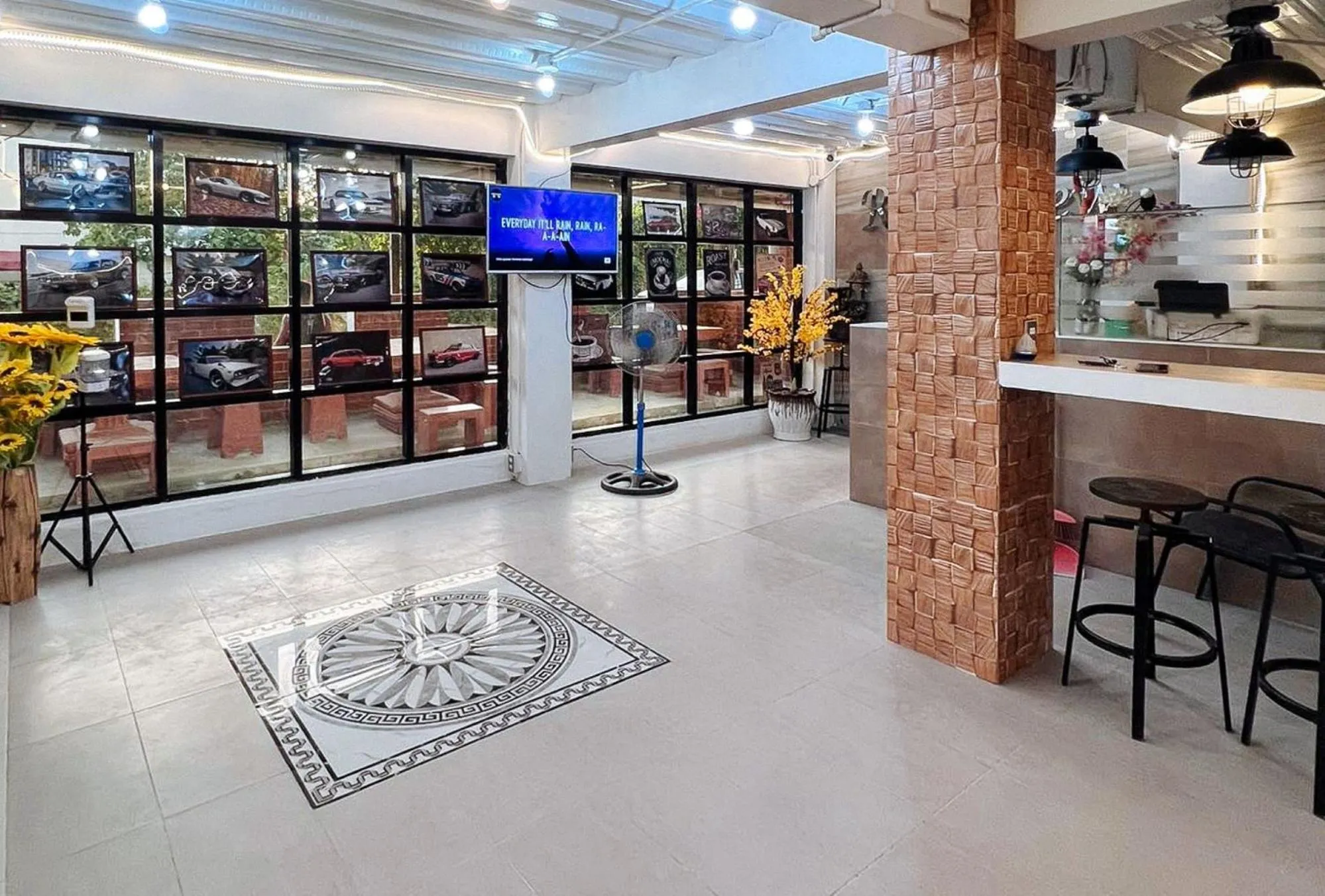 Seating area in UrbanView at Balzain East Tuguegarao City by RedDoorz