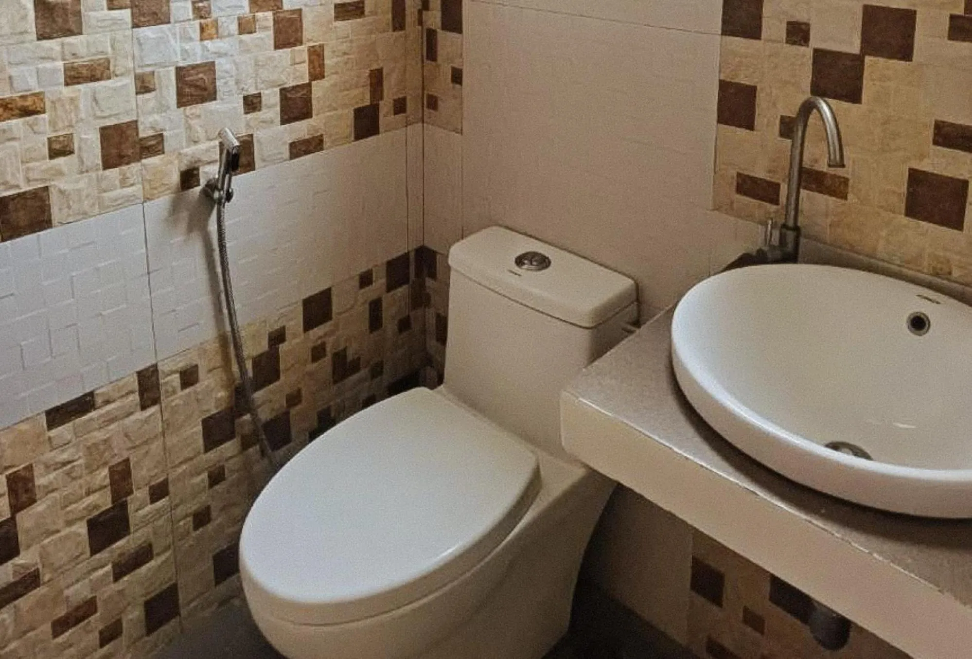 Toilet in RedDoorz @ Los Ecijanos Inn Pangasinan