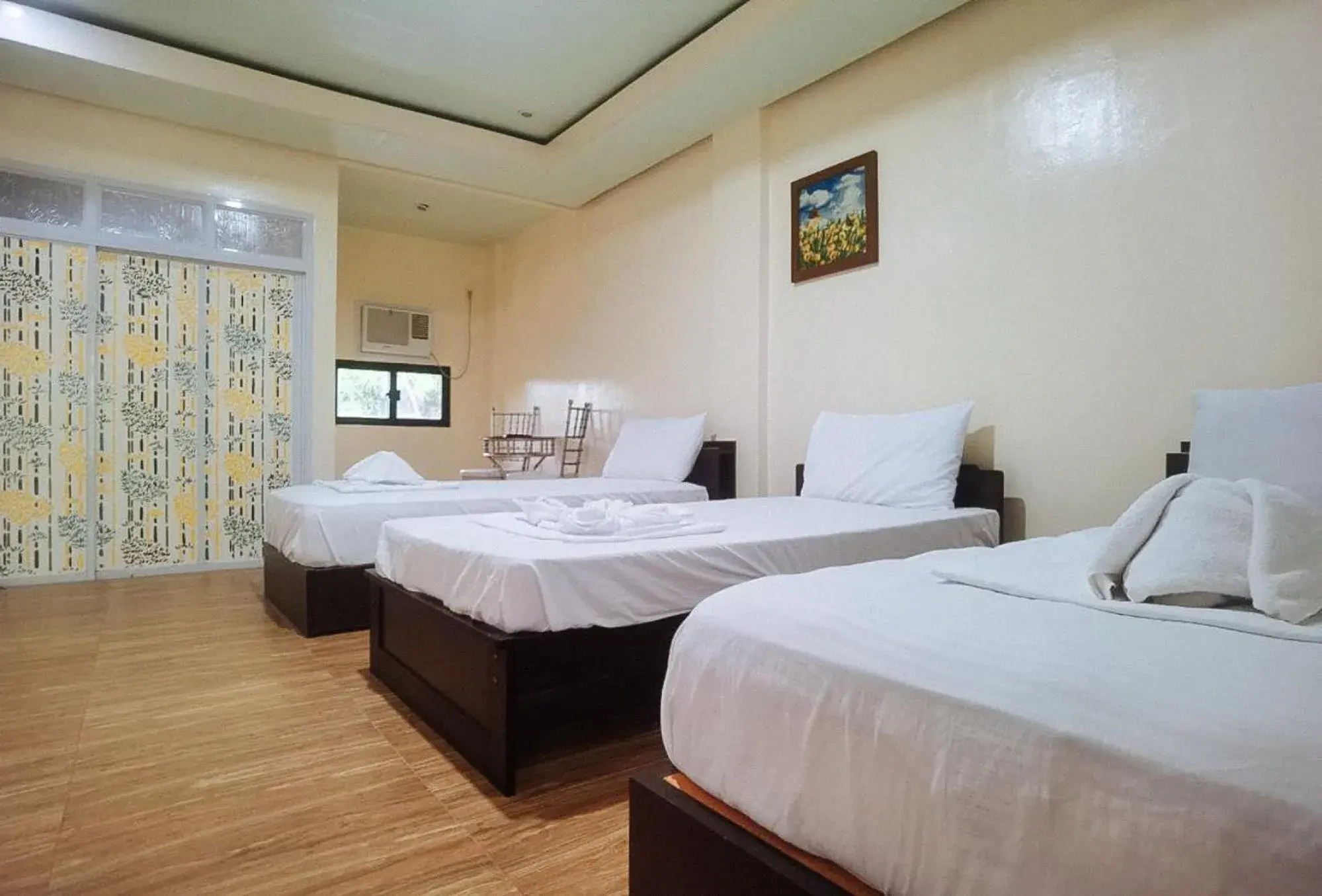 Triple Room in RedDoorz @ Los Ecijanos Inn Pangasinan Triple Room in RedDoorz @ Los Ecijanos Inn Pangasinan