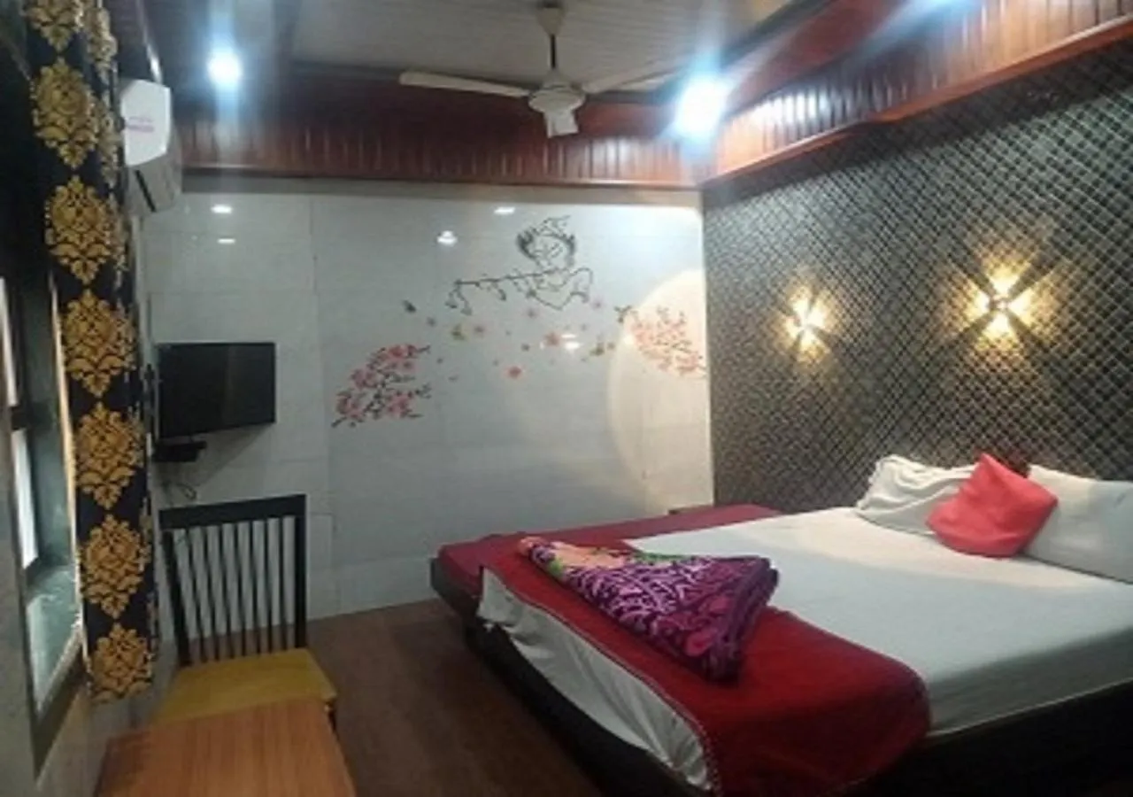 Shower in Hotel Geetanjali St Bus Stand Panvel