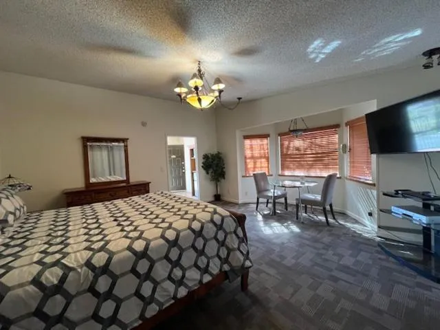 Kitchen or kitchenette, Bed in Ponderosa Gardens Motel