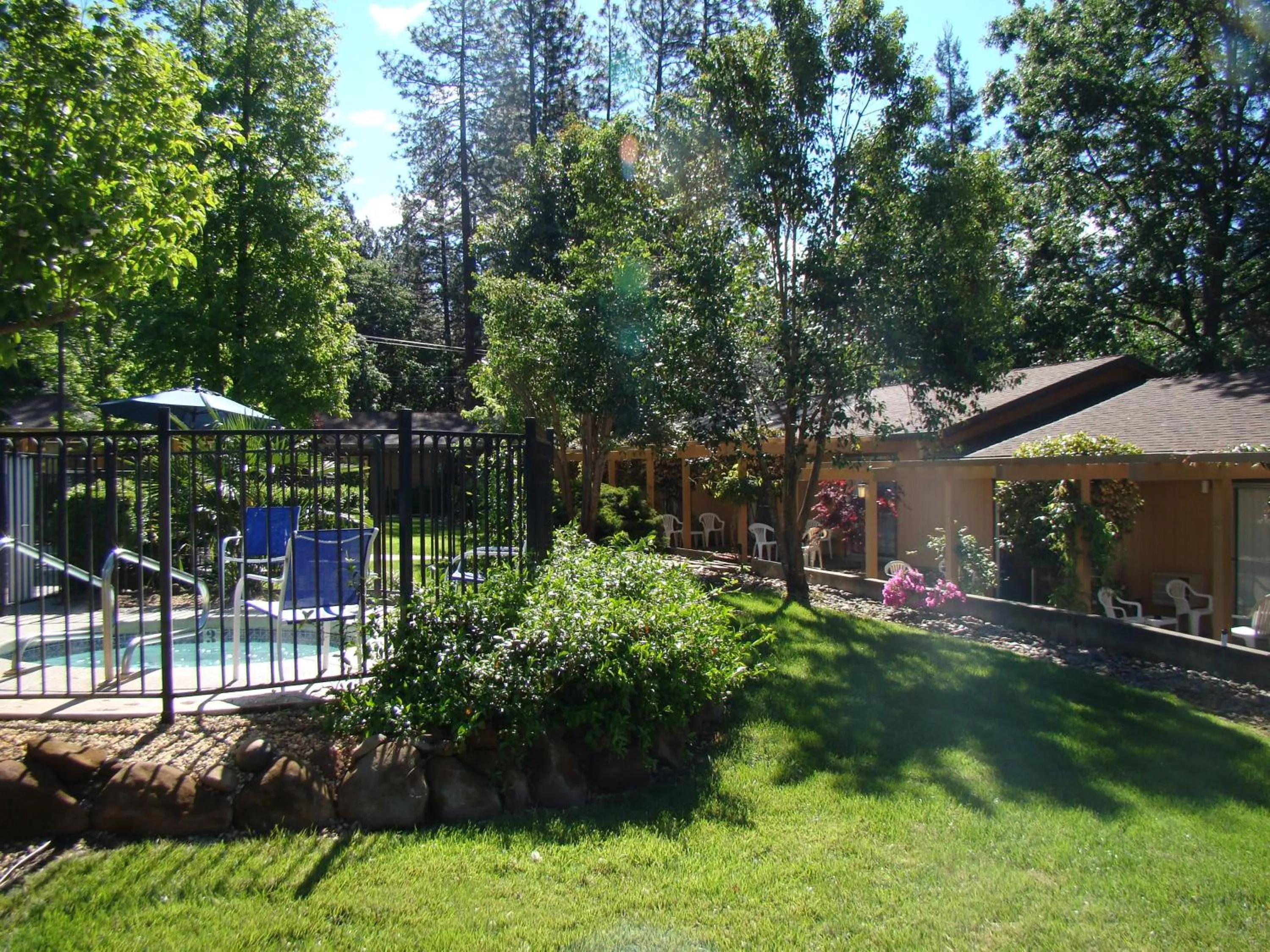 Swimming pool in Ponderosa Gardens Motel