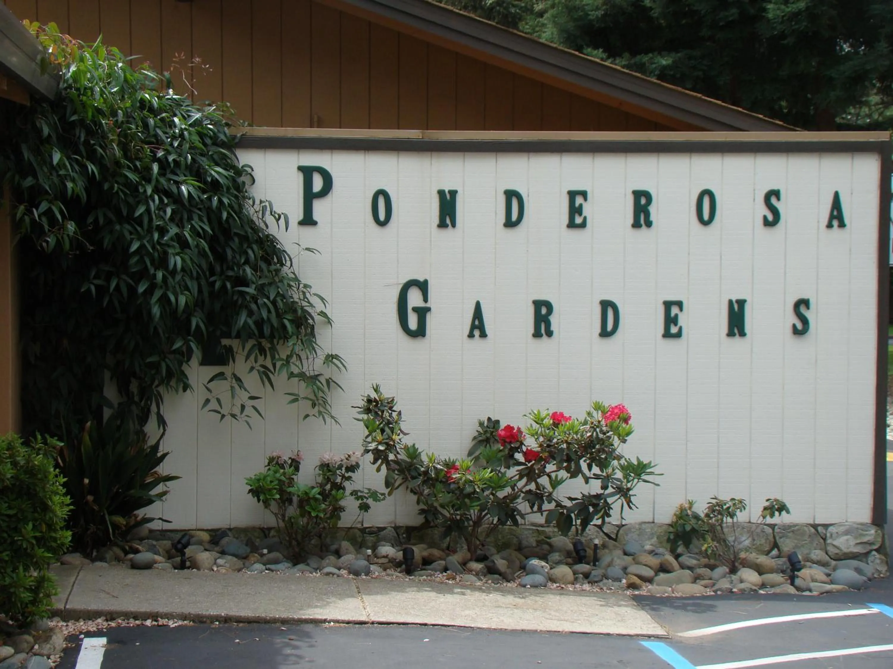 Logo/Certificate/Sign in Ponderosa Gardens Motel