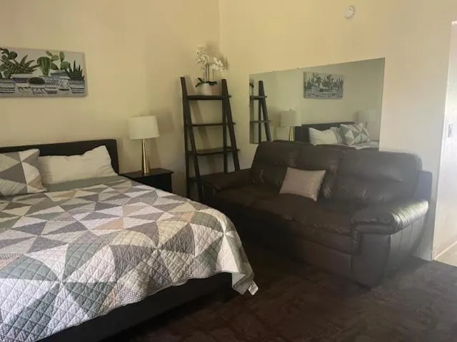 Seating area, Bed in Ponderosa Gardens Motel