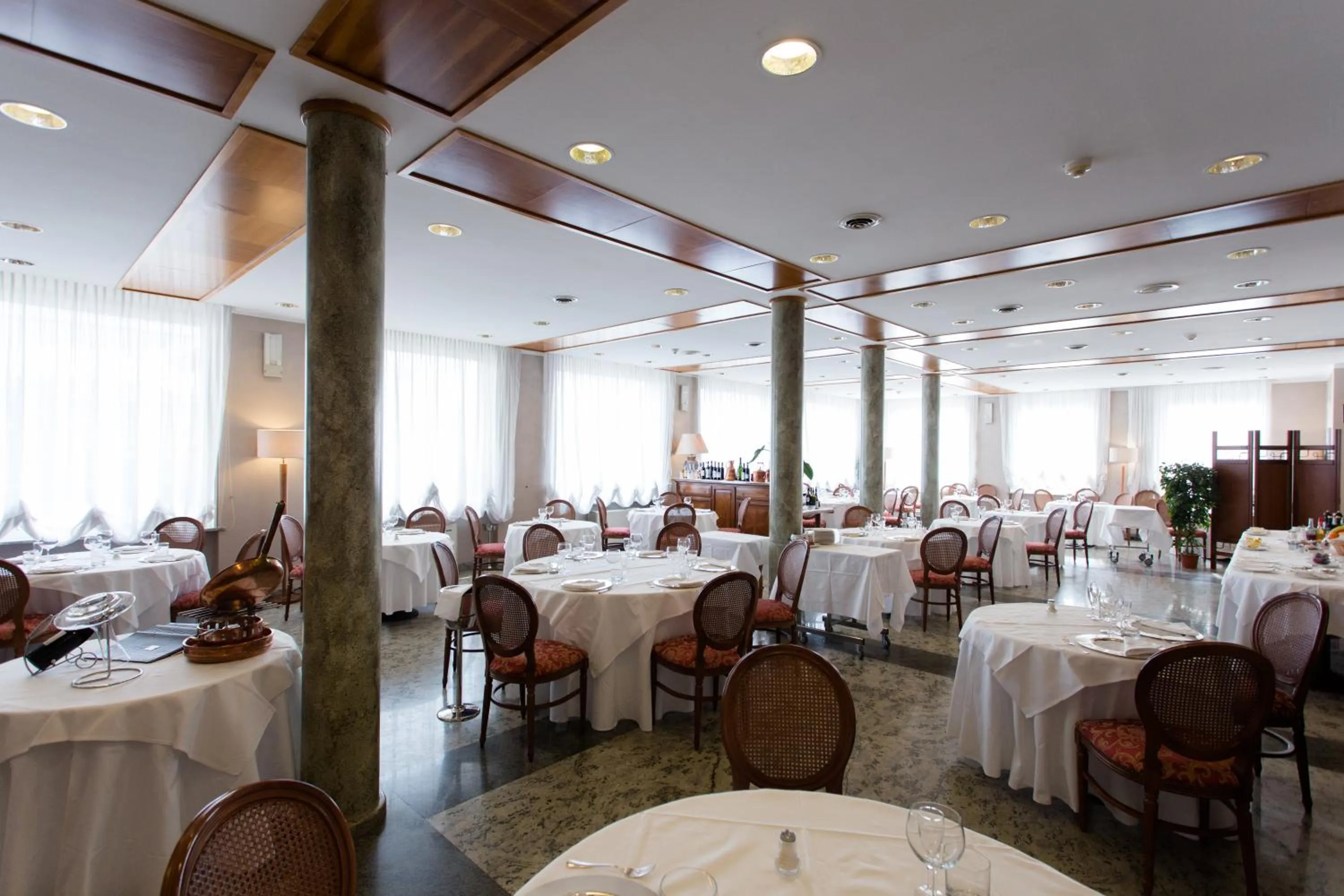 Restaurant/places to eat in Air Palace Hotel