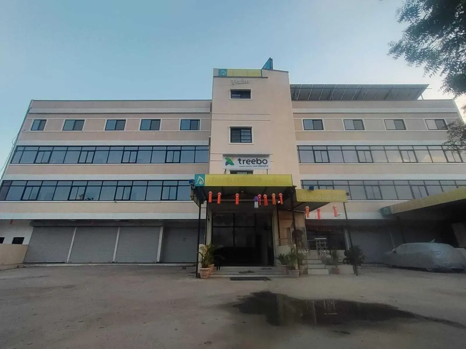 Facade/entrance in Hotel O Grand Executive Facade/entrance in Hotel O Grand Executive