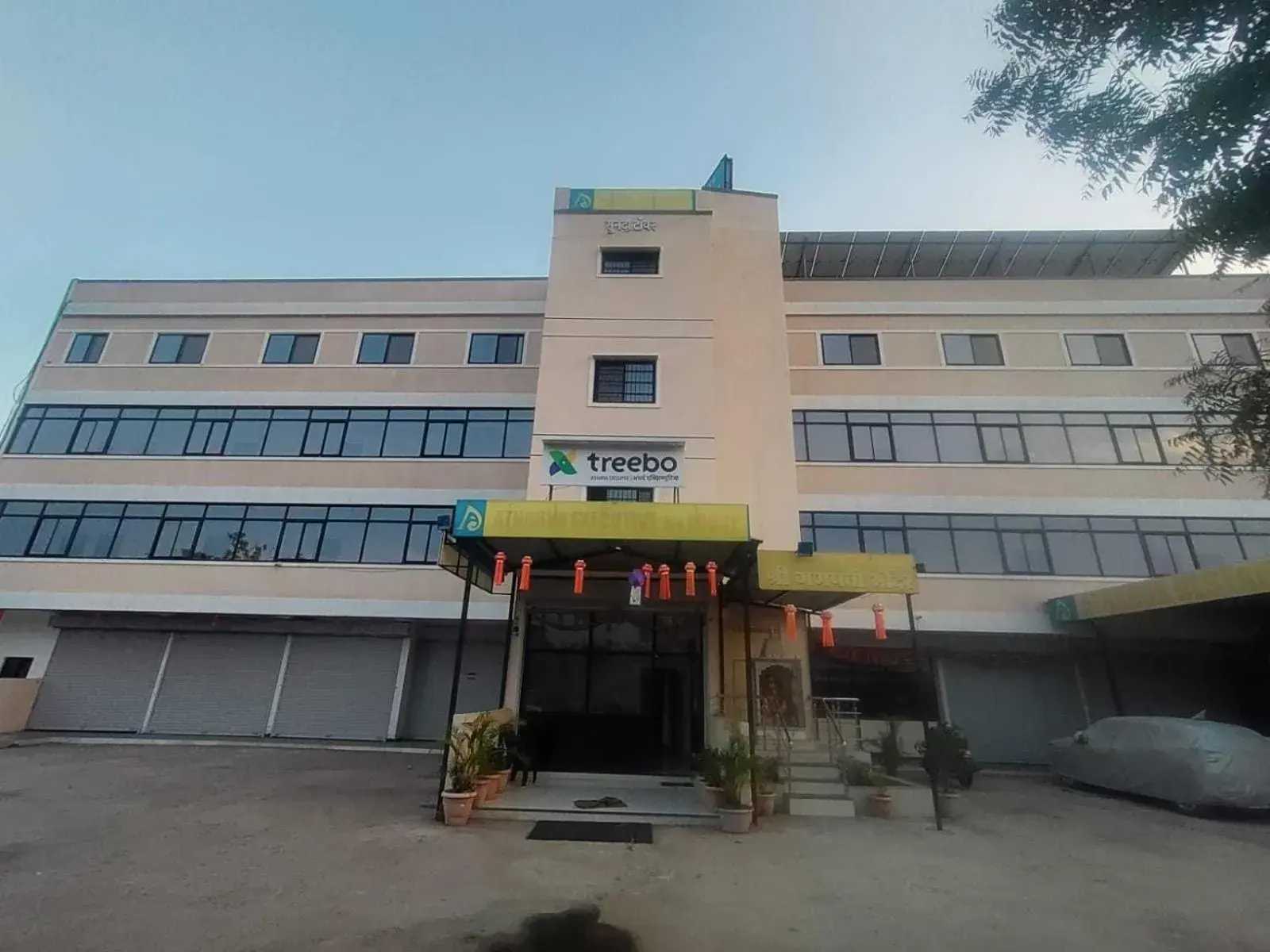 Facade/entrance in Hotel O Grand Executive Facade/entrance in Hotel O Grand Executive