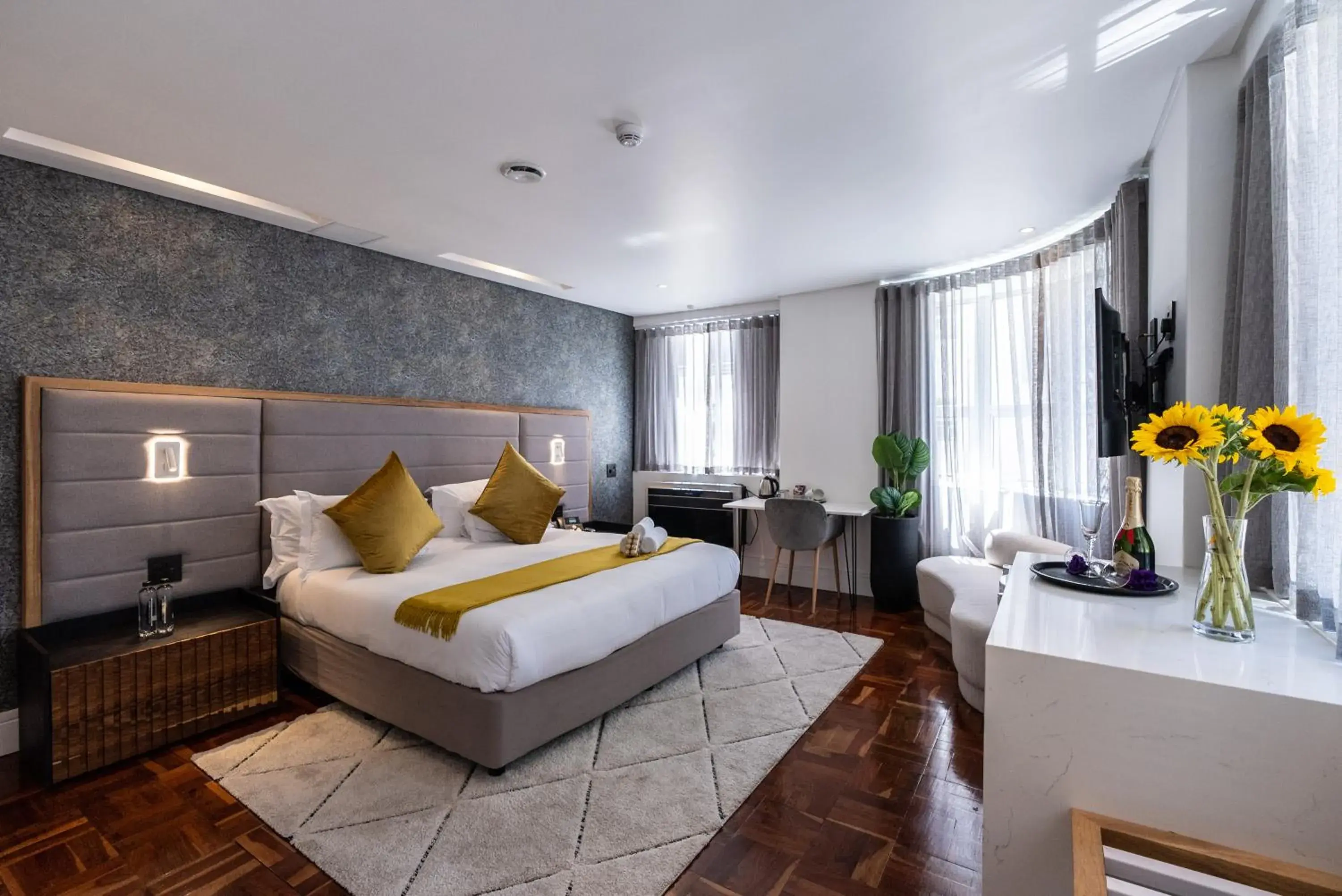 Photo of the whole room, Bed in Cape Diamond Boutique Hotel Photo of the whole room, Bed in Cape Diamond Boutique Hotel