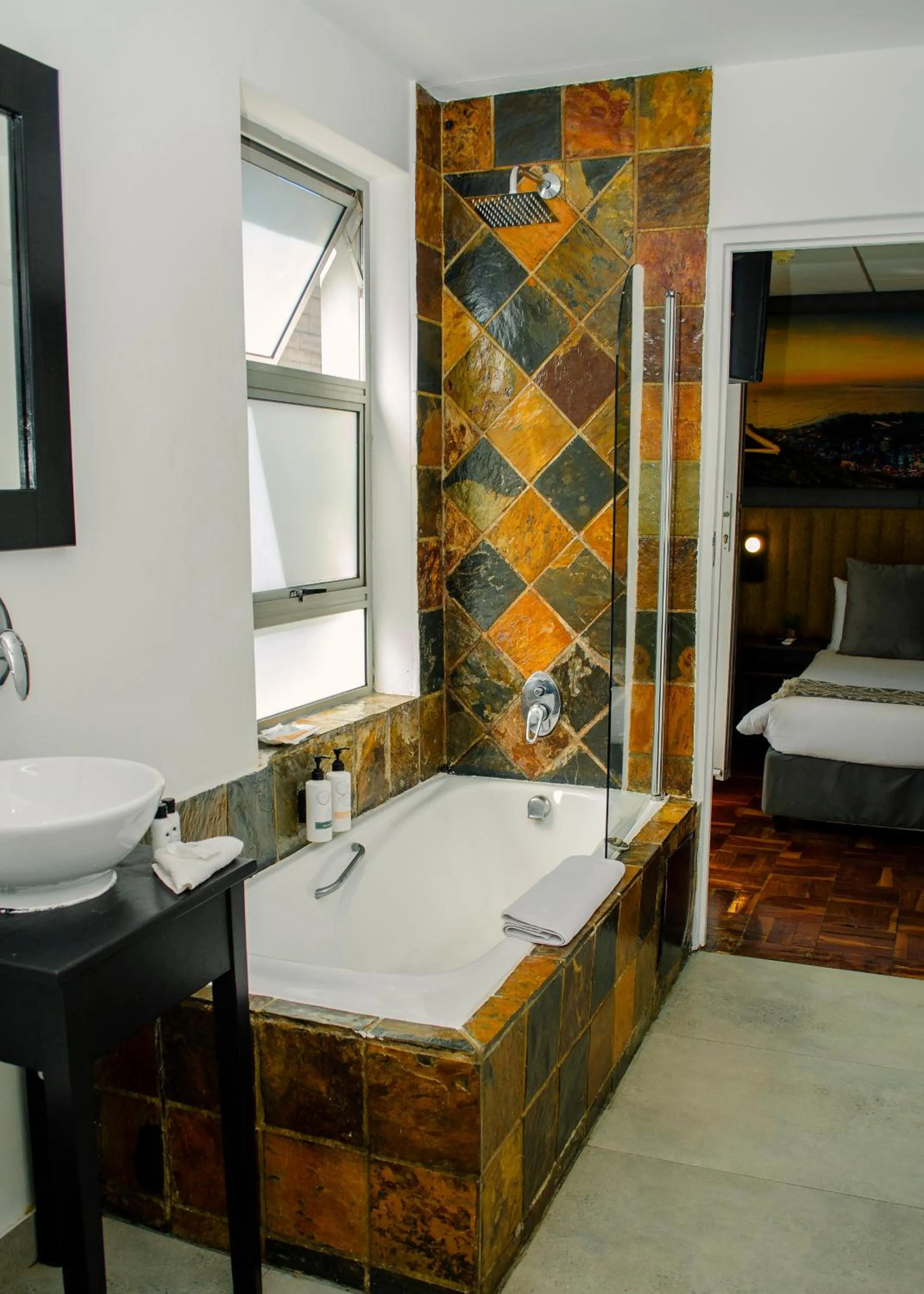 Bath, Bed in Cape Diamond Boutique Hotel