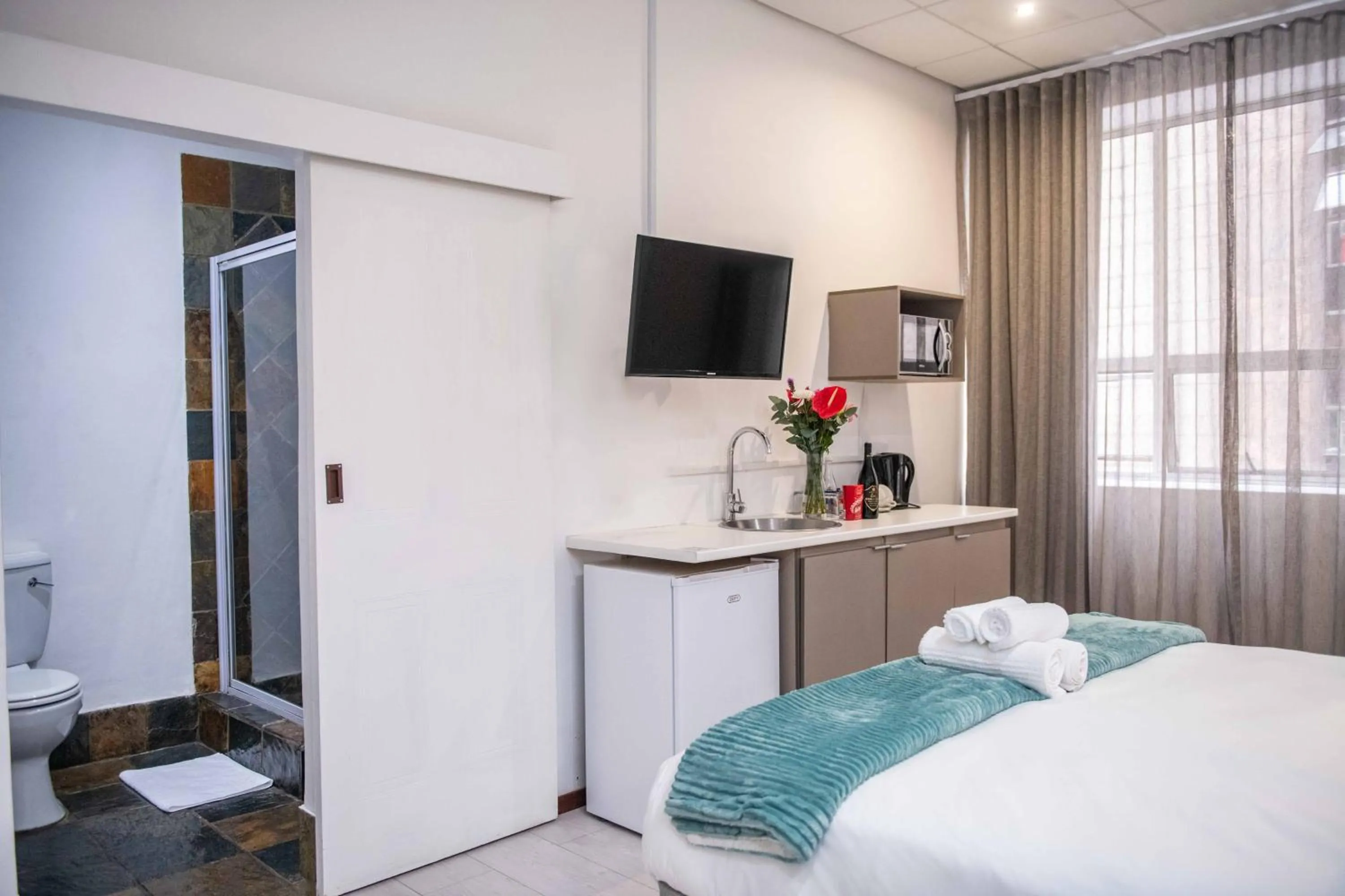 TV and multimedia, Bed in Cape Diamond Boutique Hotel