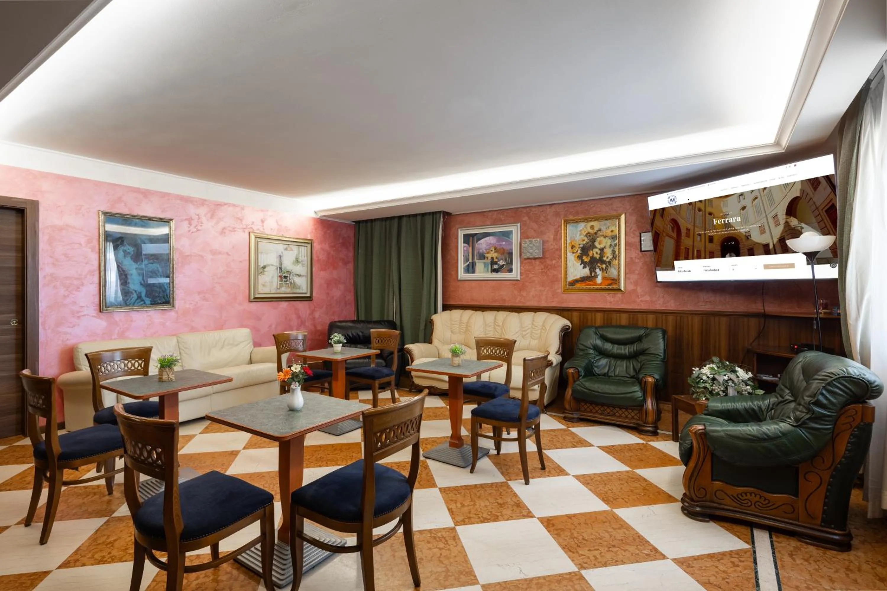 Communal lounge/ TV room in Hotel Lucrezia Borgia