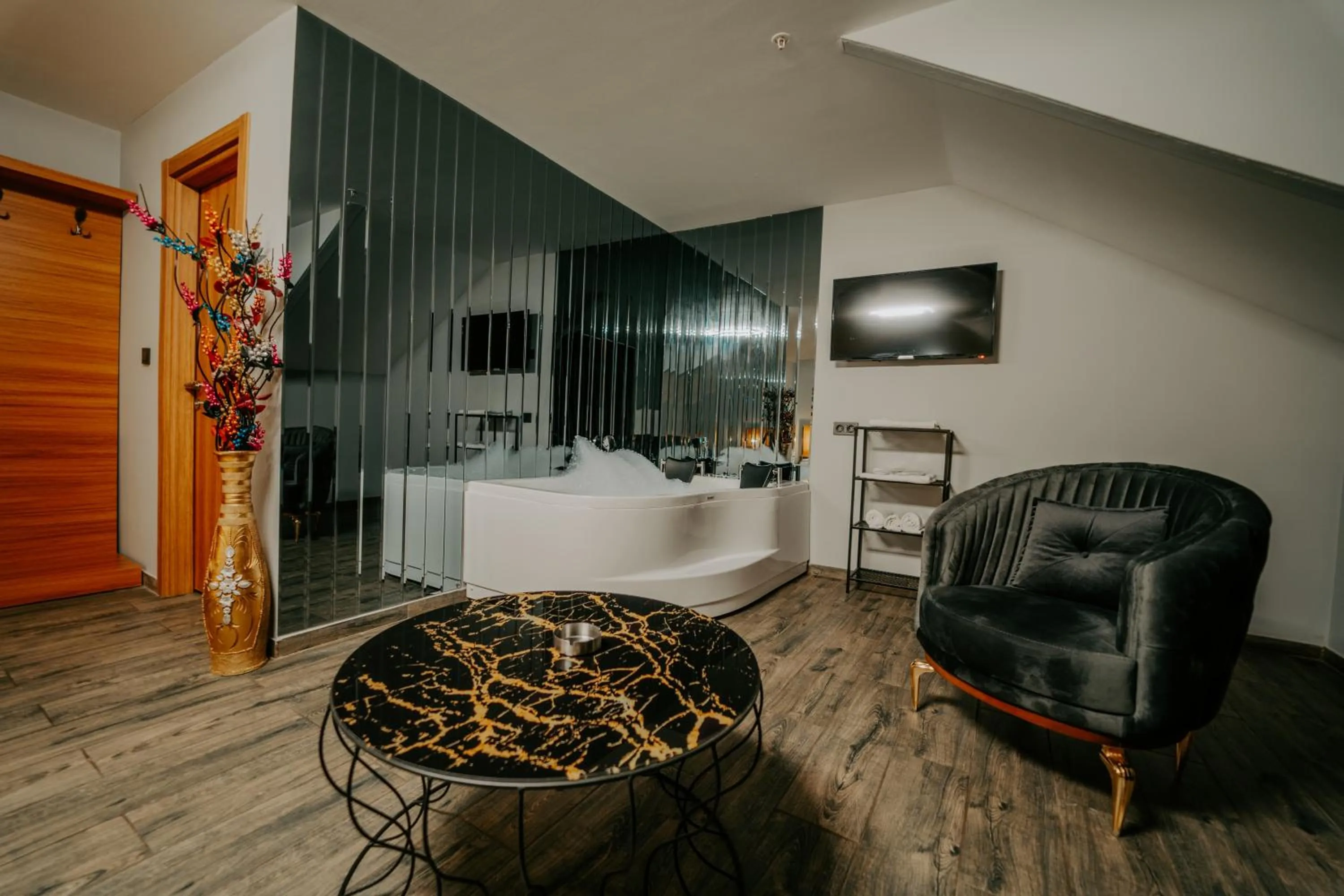 TV and multimedia in Grand Quars Hotel