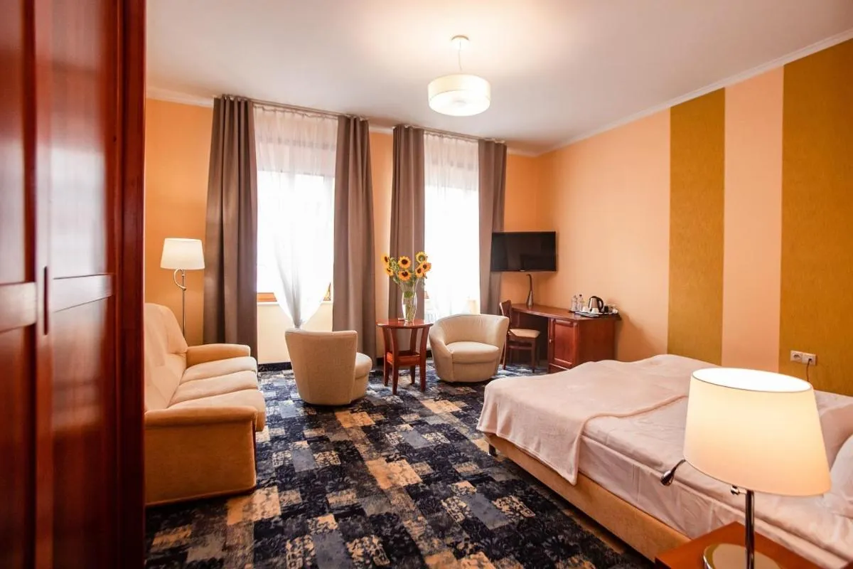 Living room, Bed in Hotel Hubertus Rzeszów