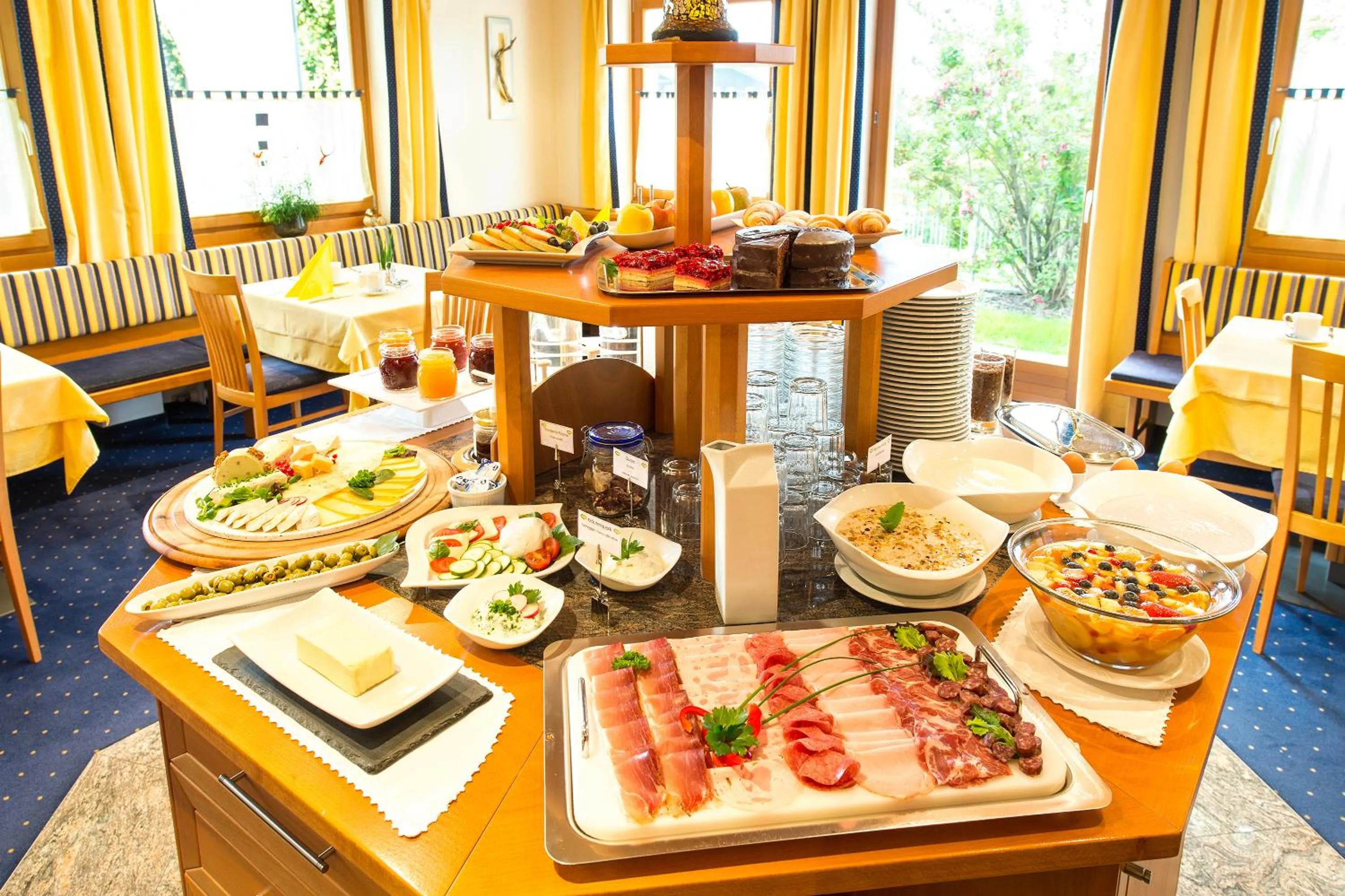 Buffet breakfast in Hotel Pension Verdorfer