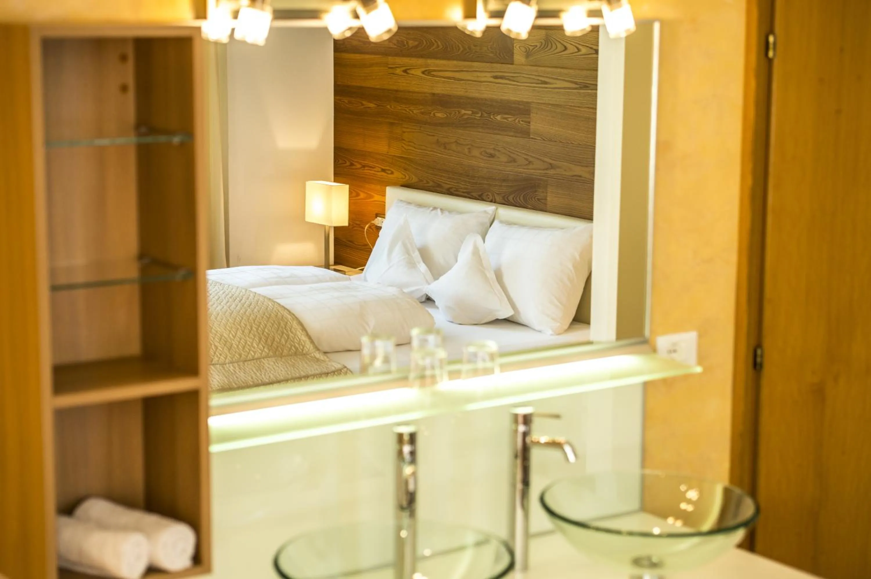Bathroom, Bed in Hotel Pension Verdorfer