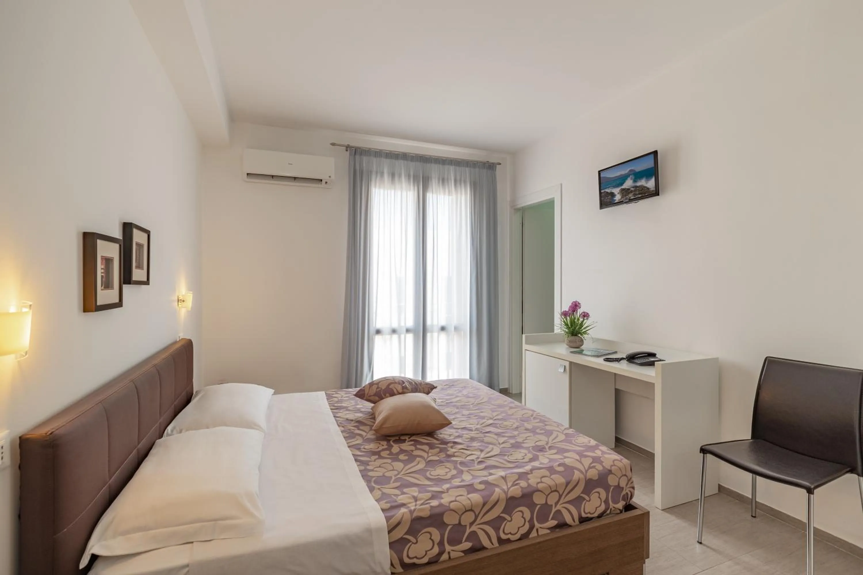 Photo of the whole room, Bed in Hotel Sikania