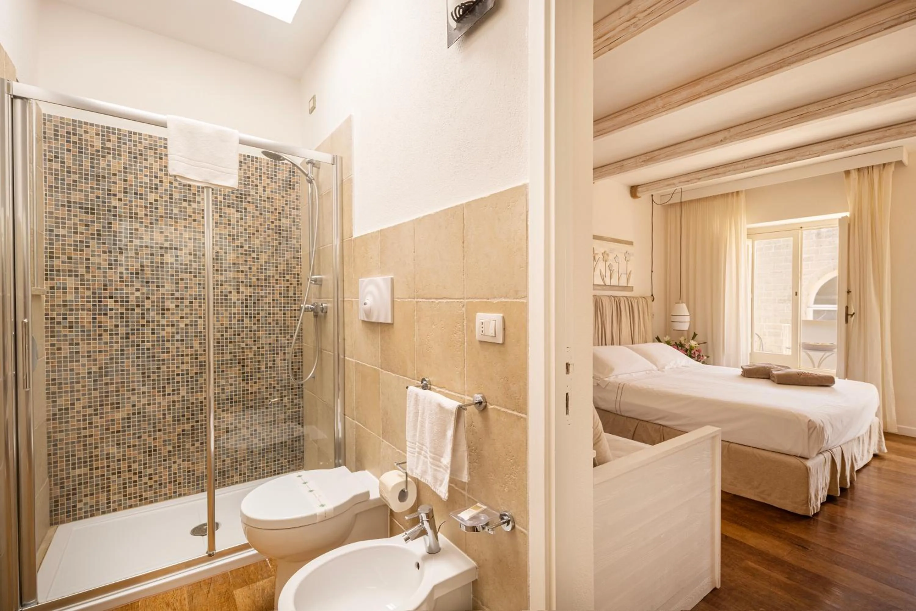 Shower, Bed in Masseria Bandino & Spa