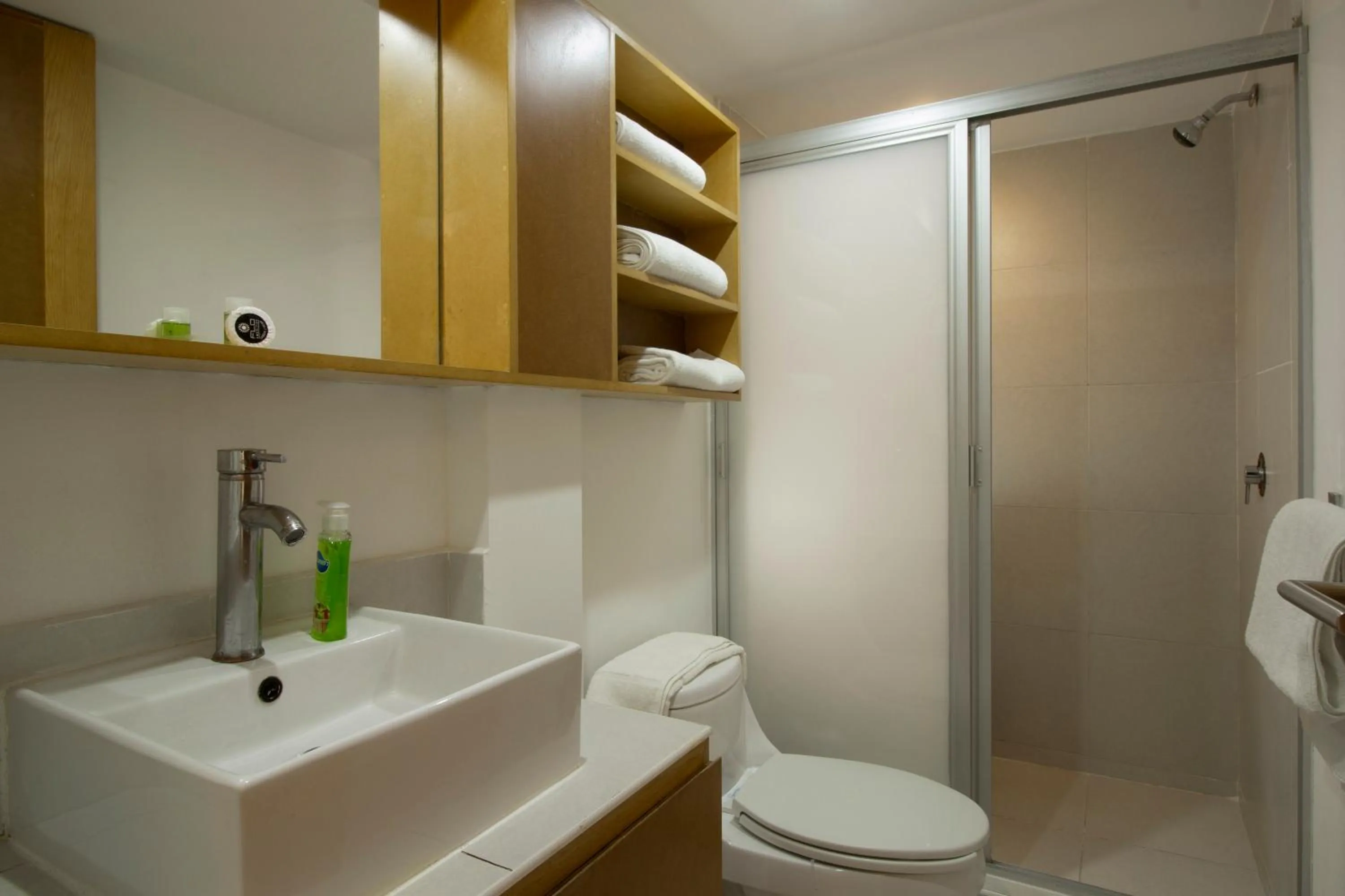 Bathroom in Prosperidad by HomiRent