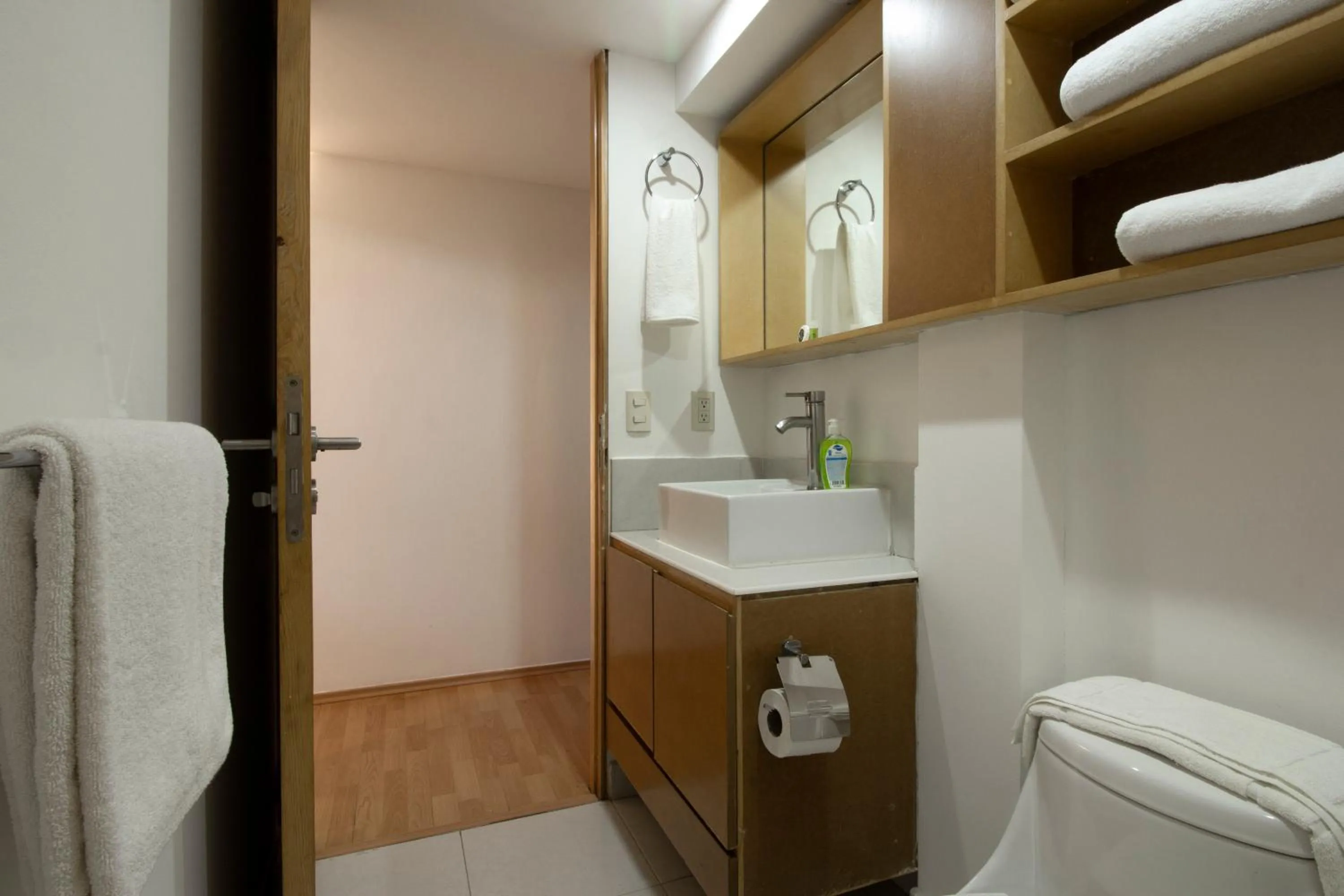 Bathroom in Prosperidad by HomiRent