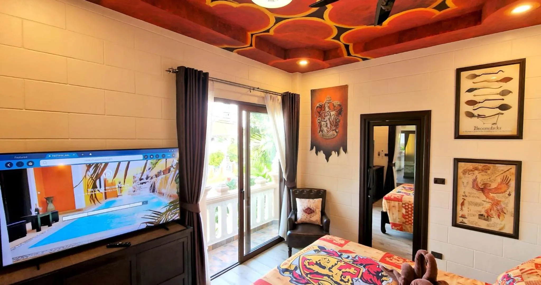 Communal lounge/ TV room, Bed in POTTERLAND Luxury Pool Villa Pattaya Walking Street 6 Bedrooms
