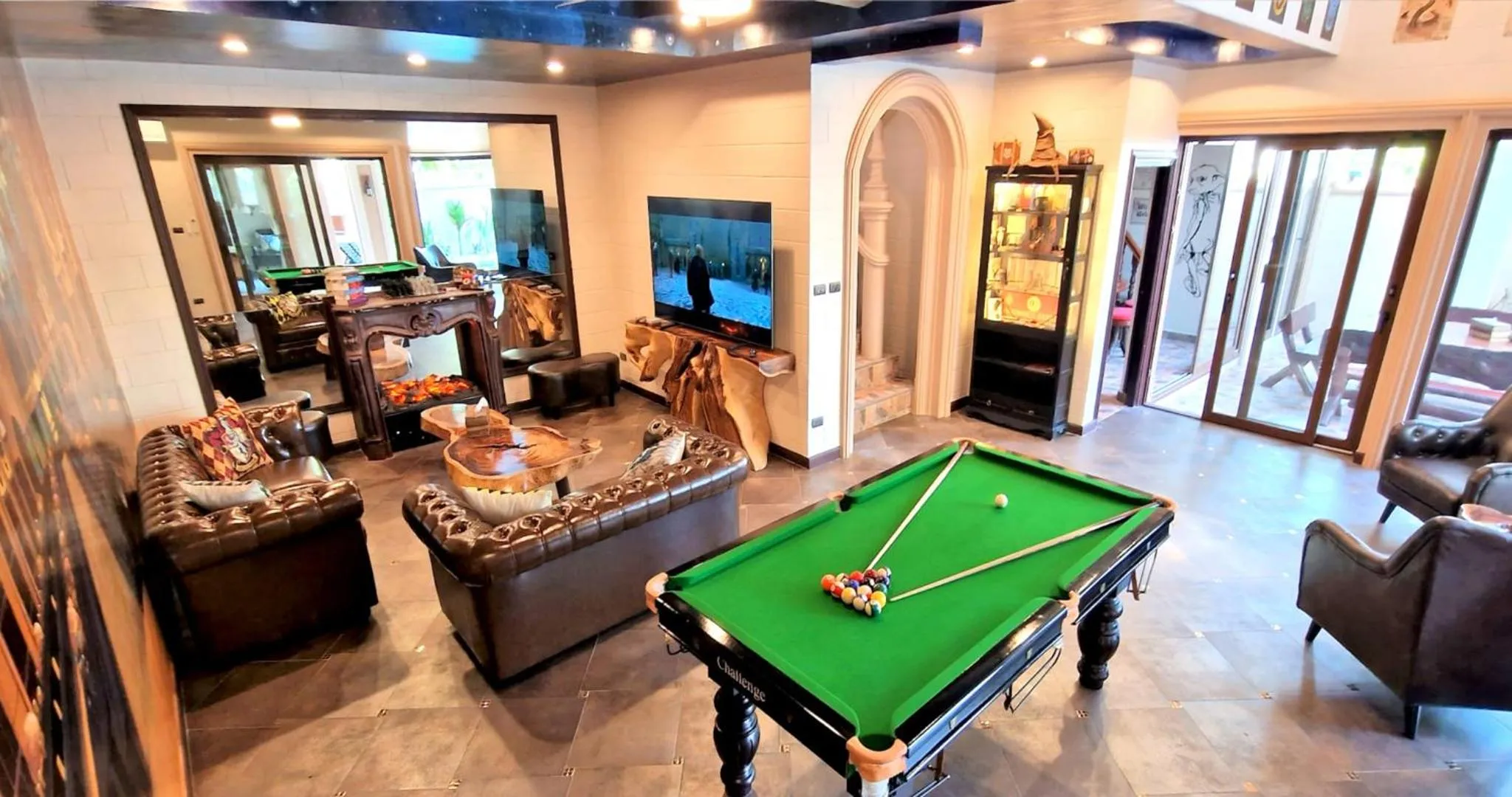 Communal lounge/ TV room in POTTERLAND Luxury Pool Villa Pattaya Walking Street 6 Bedrooms
