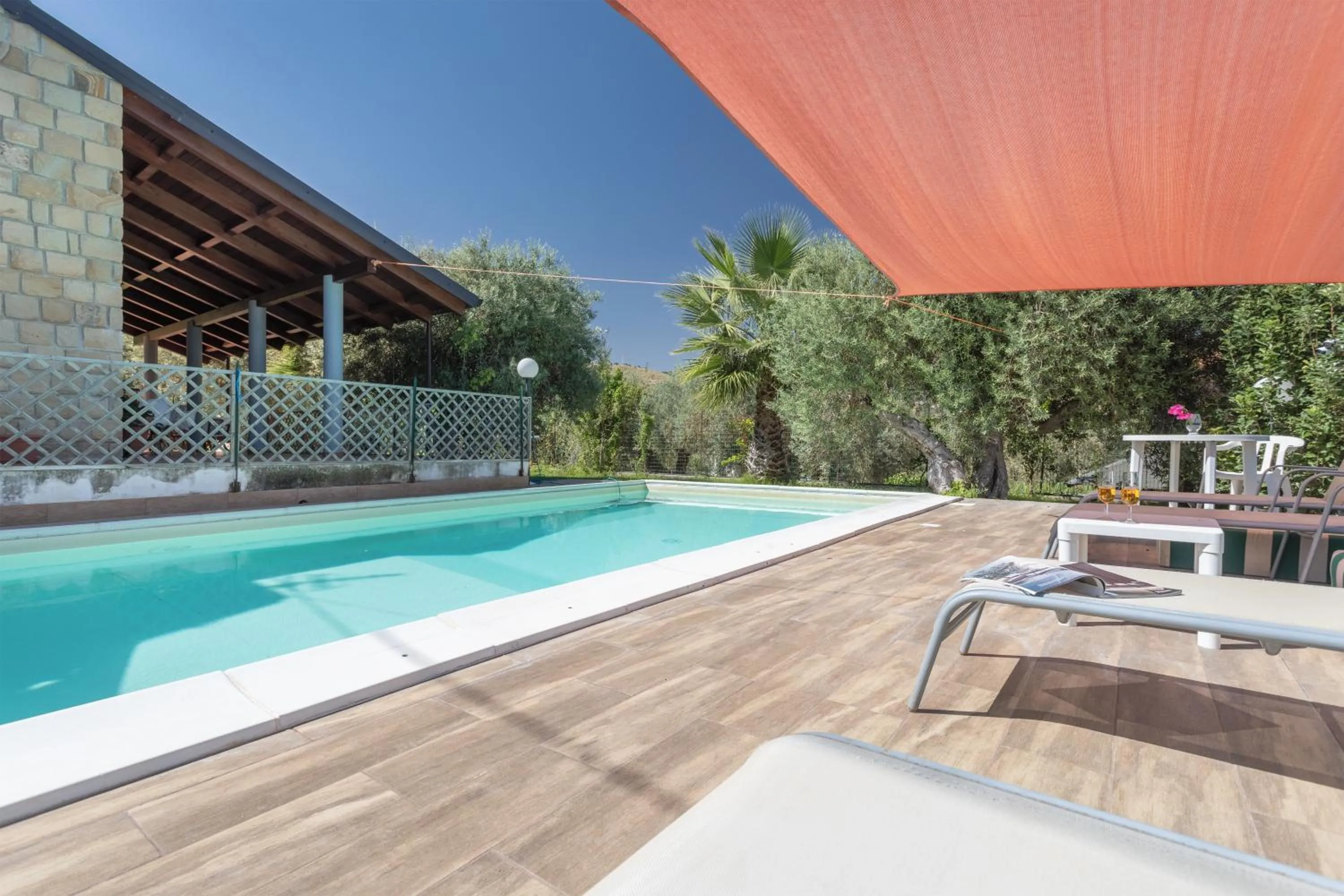 Villa Mendolia Hot Pool and Design